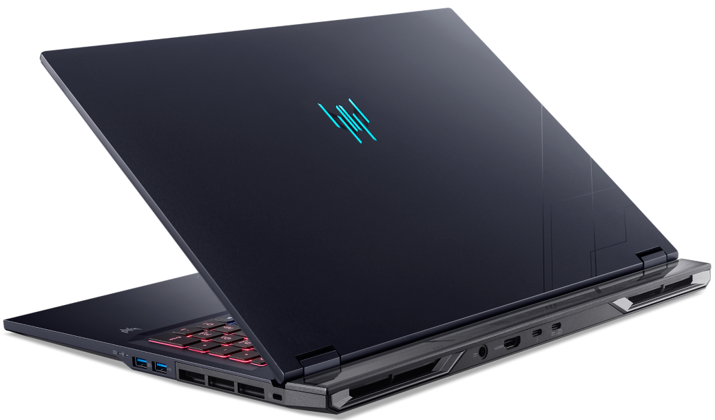 Egy sötét laptop kék logóval és piros billentyűzettel nyitva van.