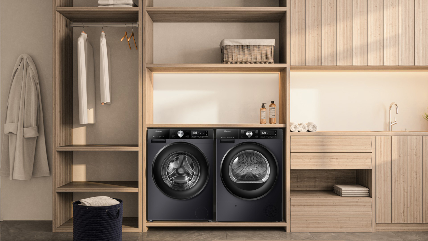 Twee zwarte wasmachines staan naast elkaar in houten kasten met accessoires.