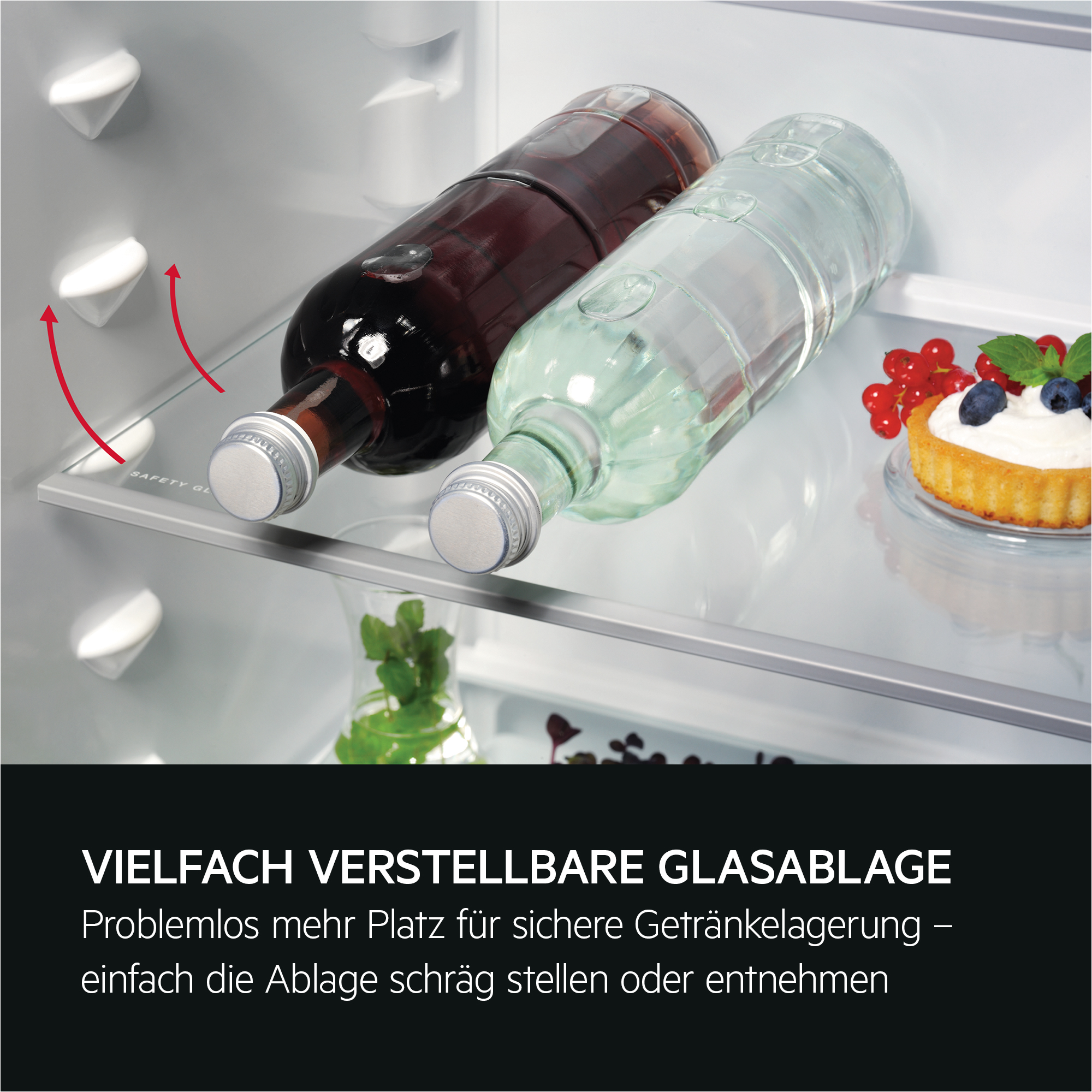 Zwei Flaschen auf Glasablage im Kühlschrank, daneben ein Kuchen.