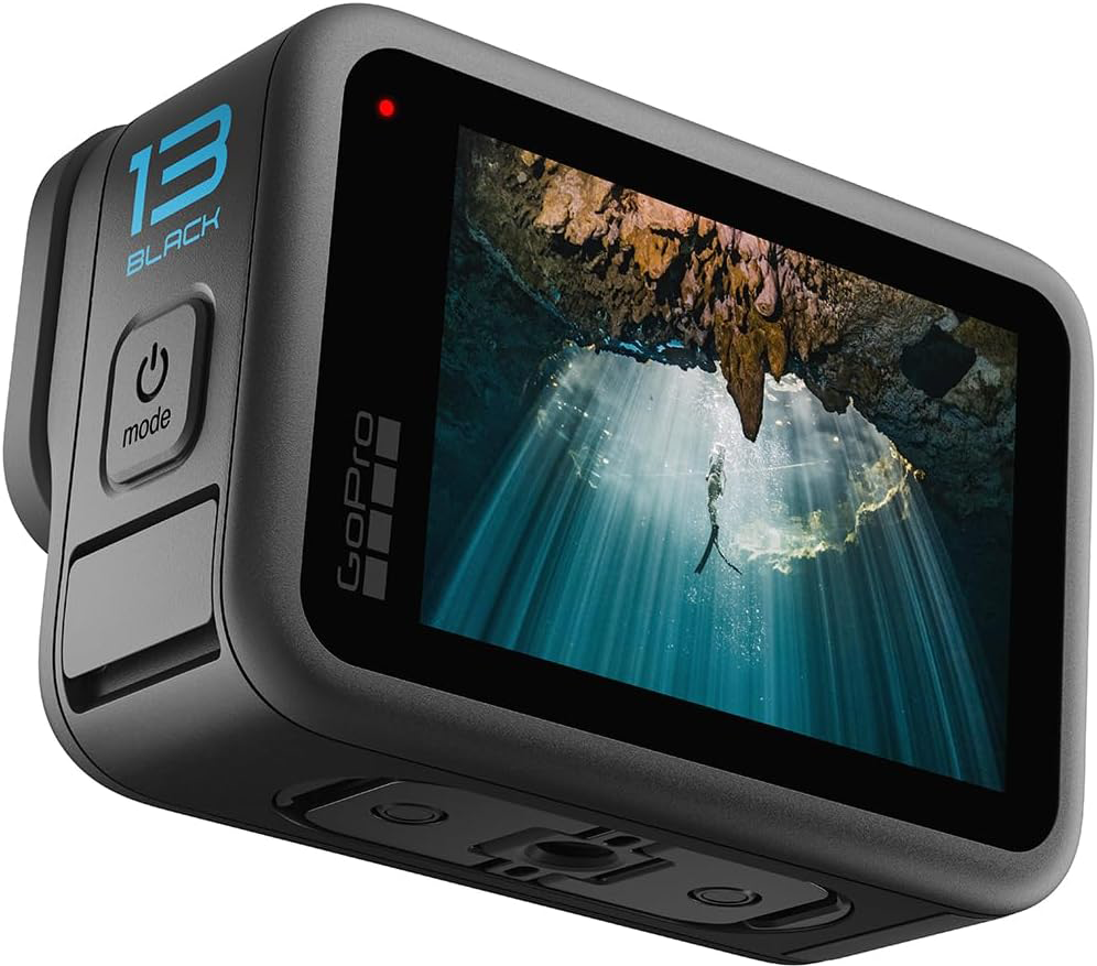 GoPro Hero 13 Black kamera, képernyőn víz alatti búvár jelenet.