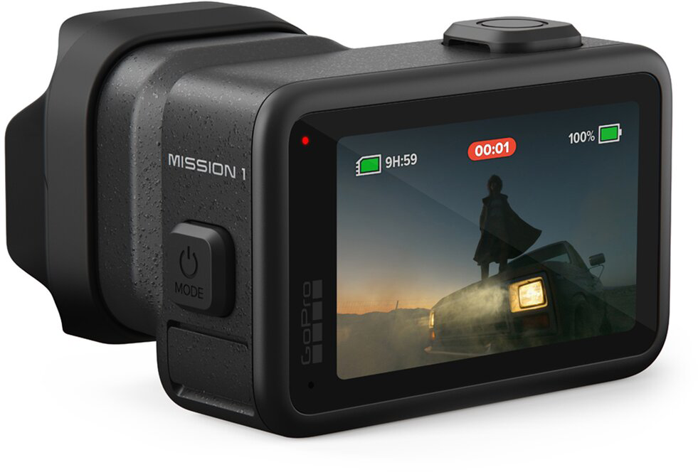 GoPro kamera, "MISSION 1" felirat. Személy autón naplementekor.