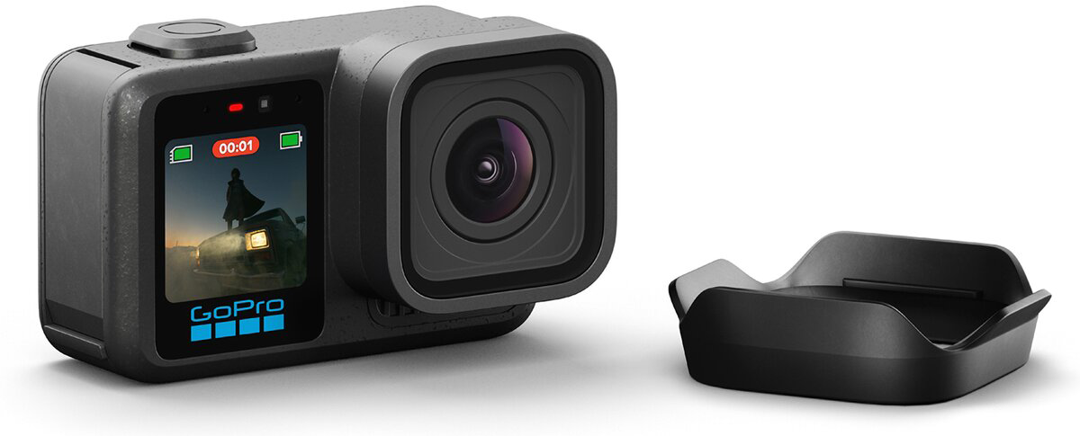 Fekete GoPro kamera tartozékkal fehér háttéren.