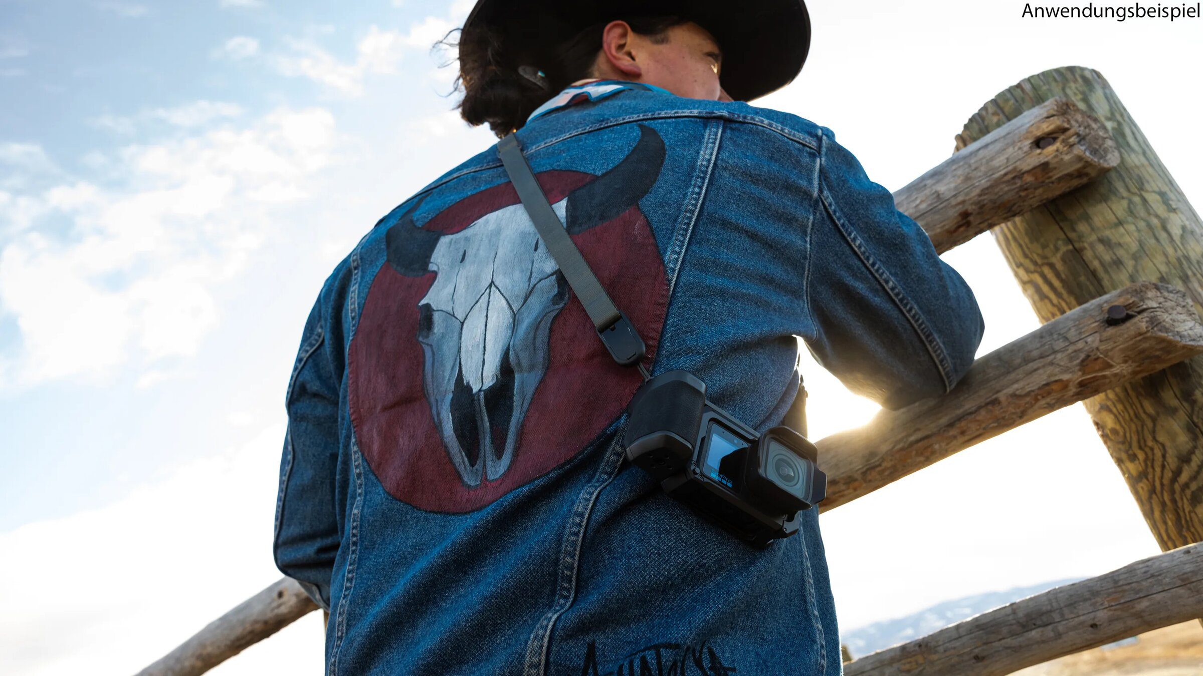 Cowboykalapos férfi farmerdzsekit visel koponyafestéssel és kamerával.