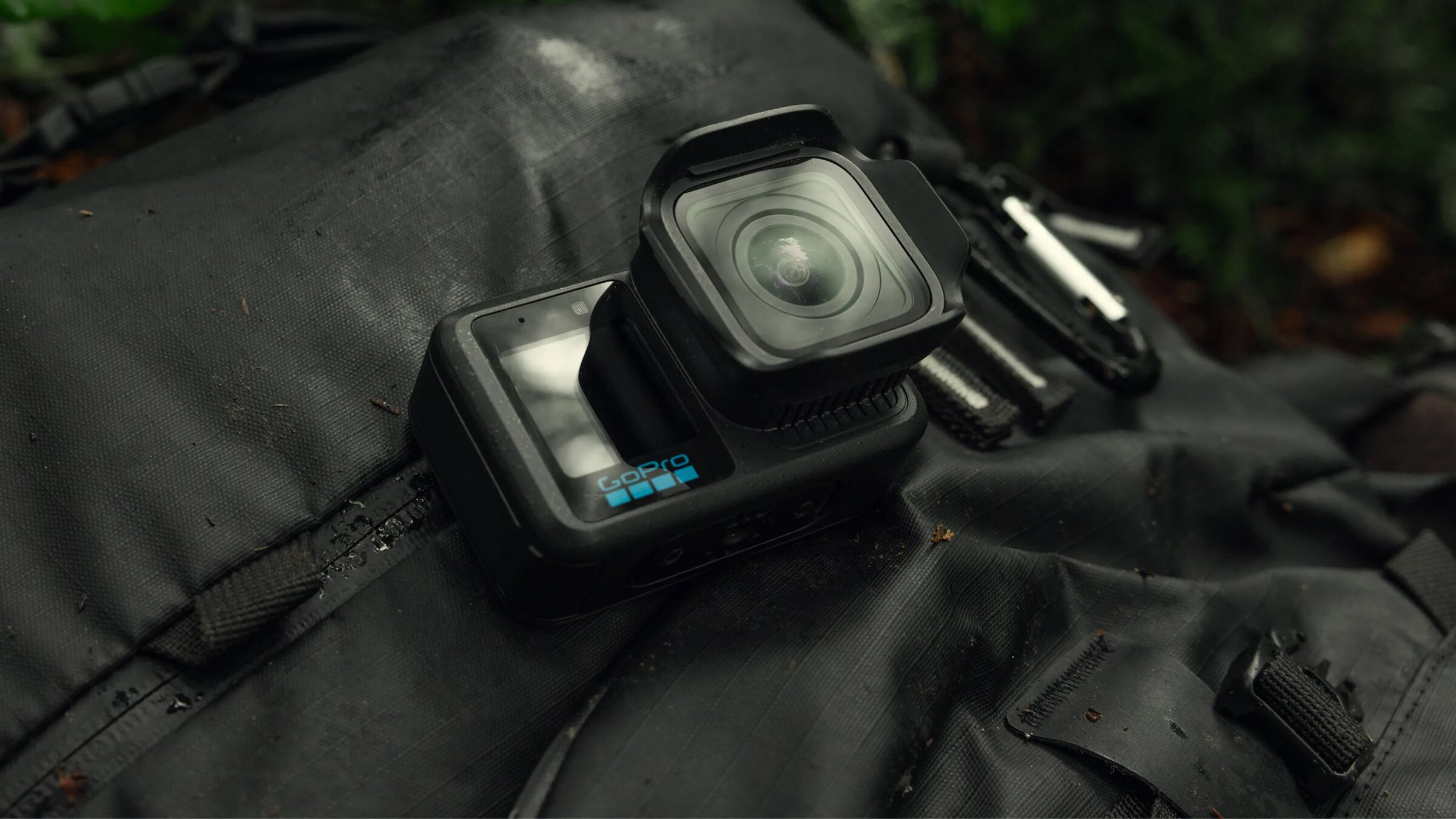 Fekete GoPro kamera lencsevédővel fekete anyagon.