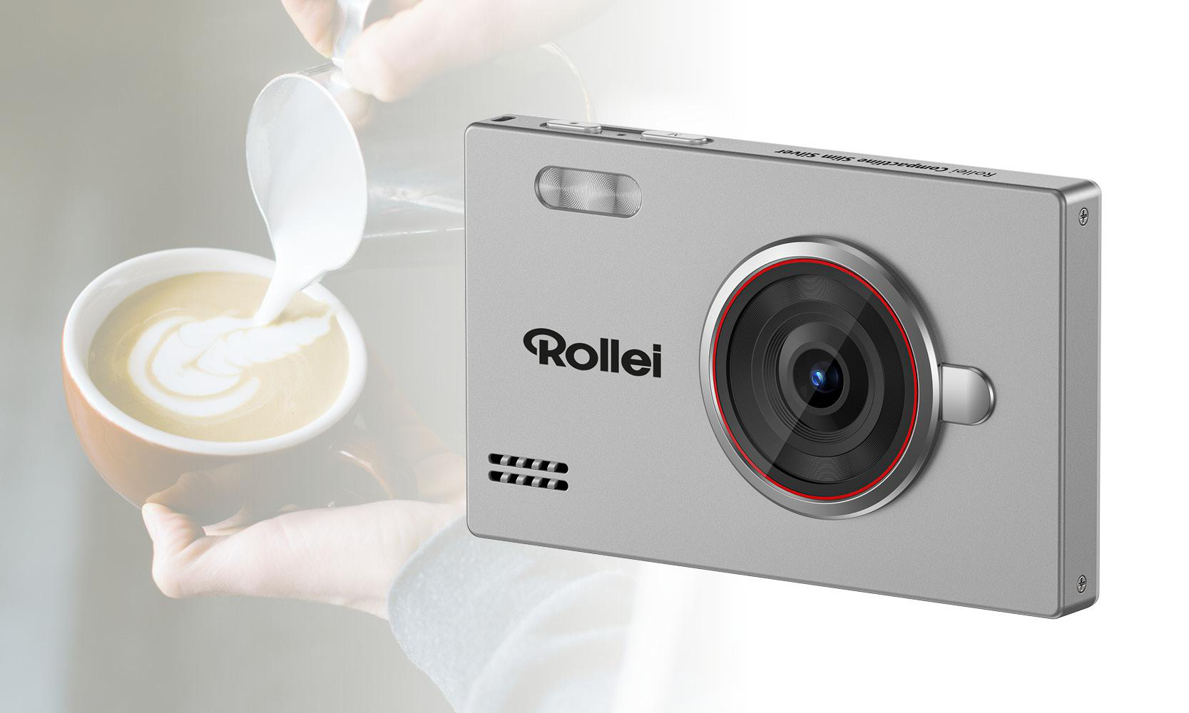 Eine silberne Rollei Kamera liegt neben einer Tasse Kaffee mit Latte Art.
