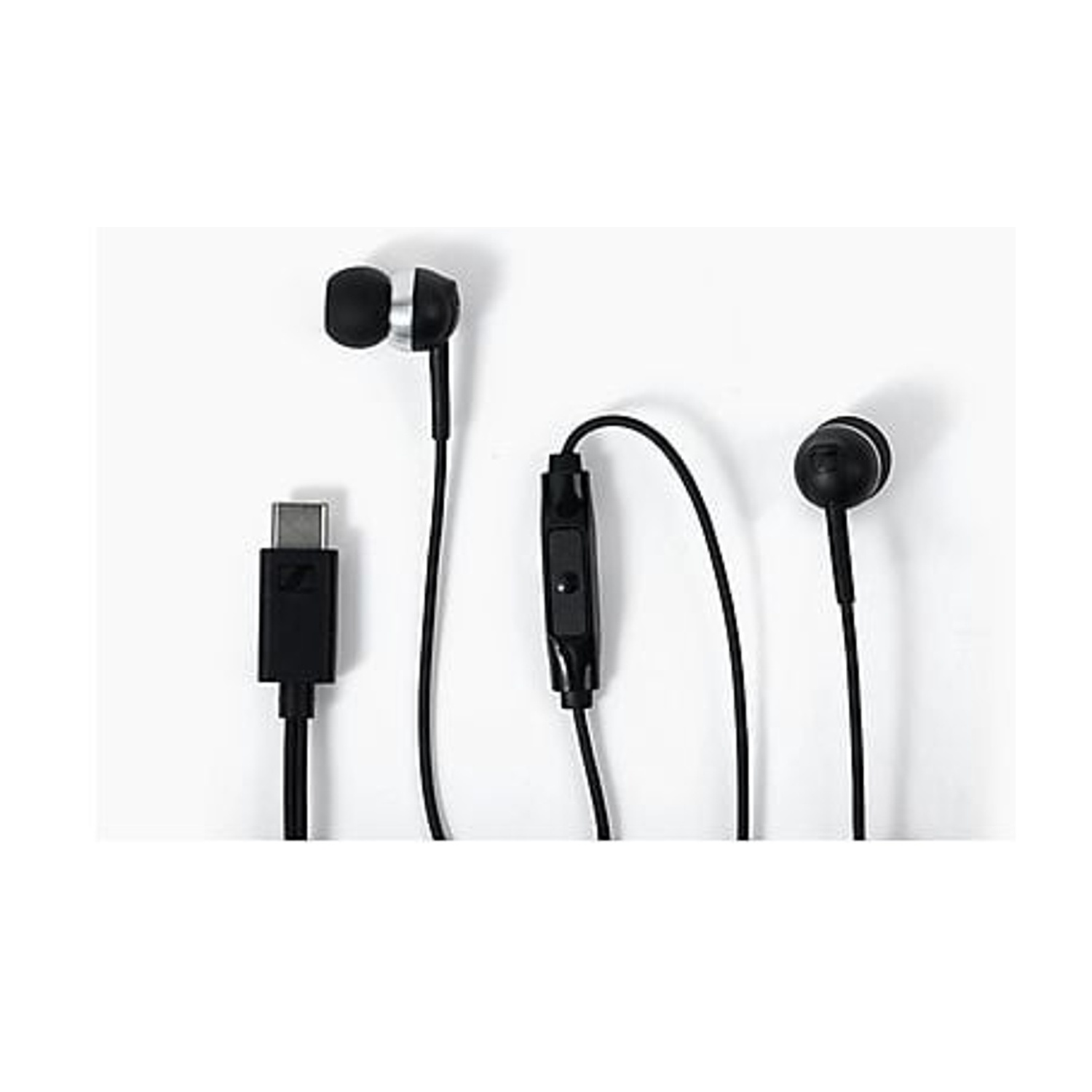 Auricolari neri con connettore USB-C e telecomando in linea su sfondo bianco.
