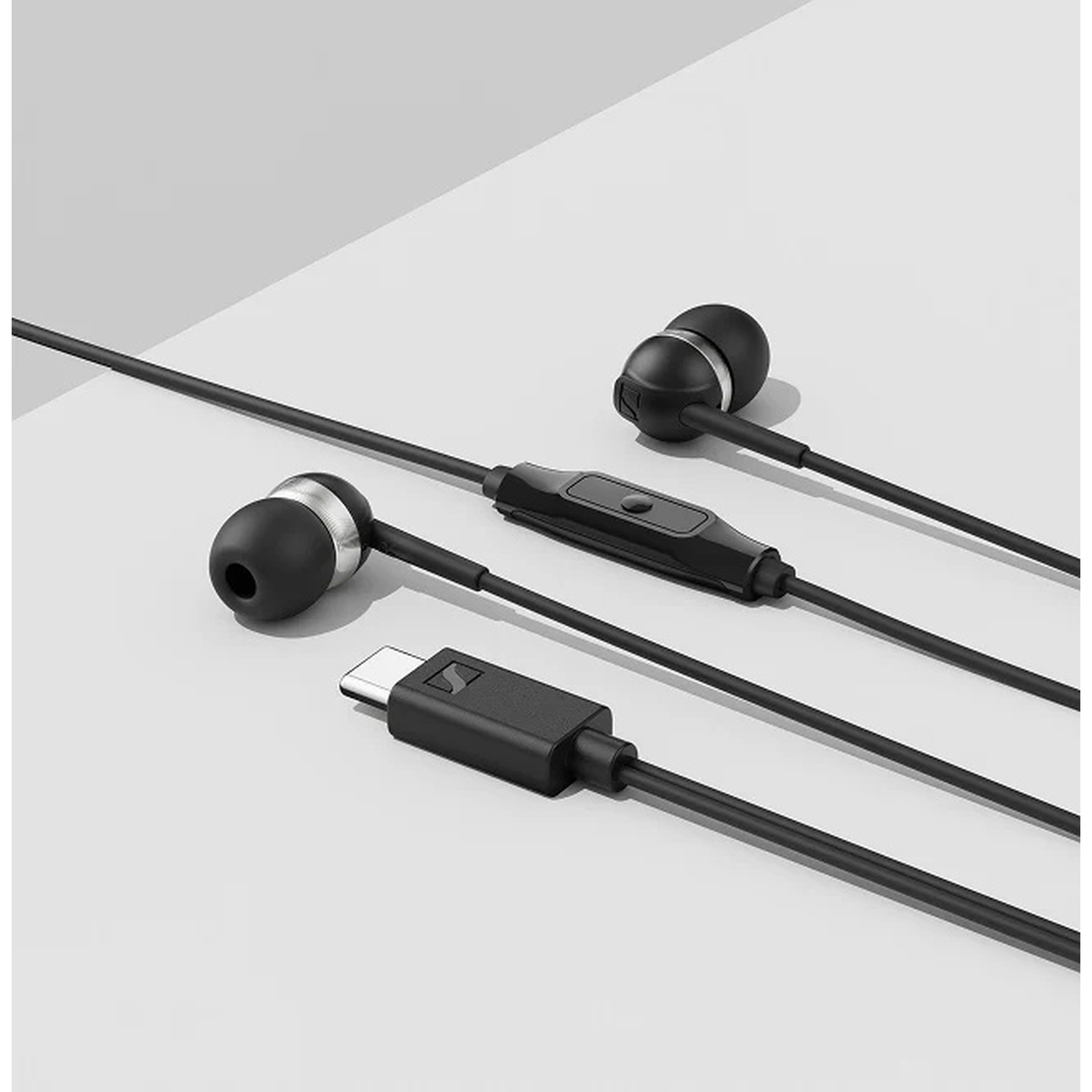 Auricolari neri in-ear con connettore USB-C e telecomando in linea su sfondo bianco.