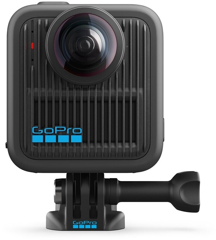 Fekete GoPro kamera lencsével és tartóval fehér háttéren.