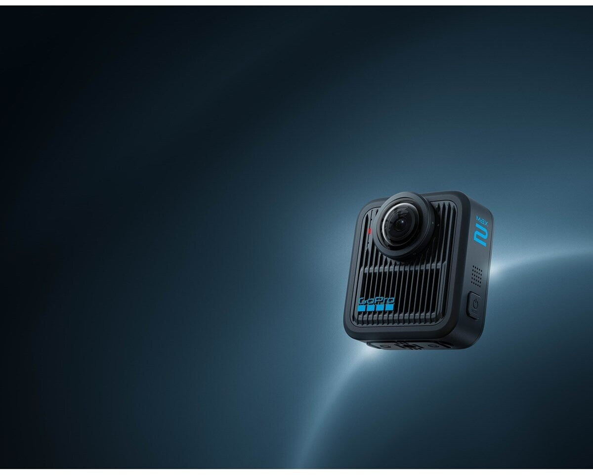 Egy fekete GoPro MAX 2 360-fokos kamera kék díszítéssel, sötét háttéren.