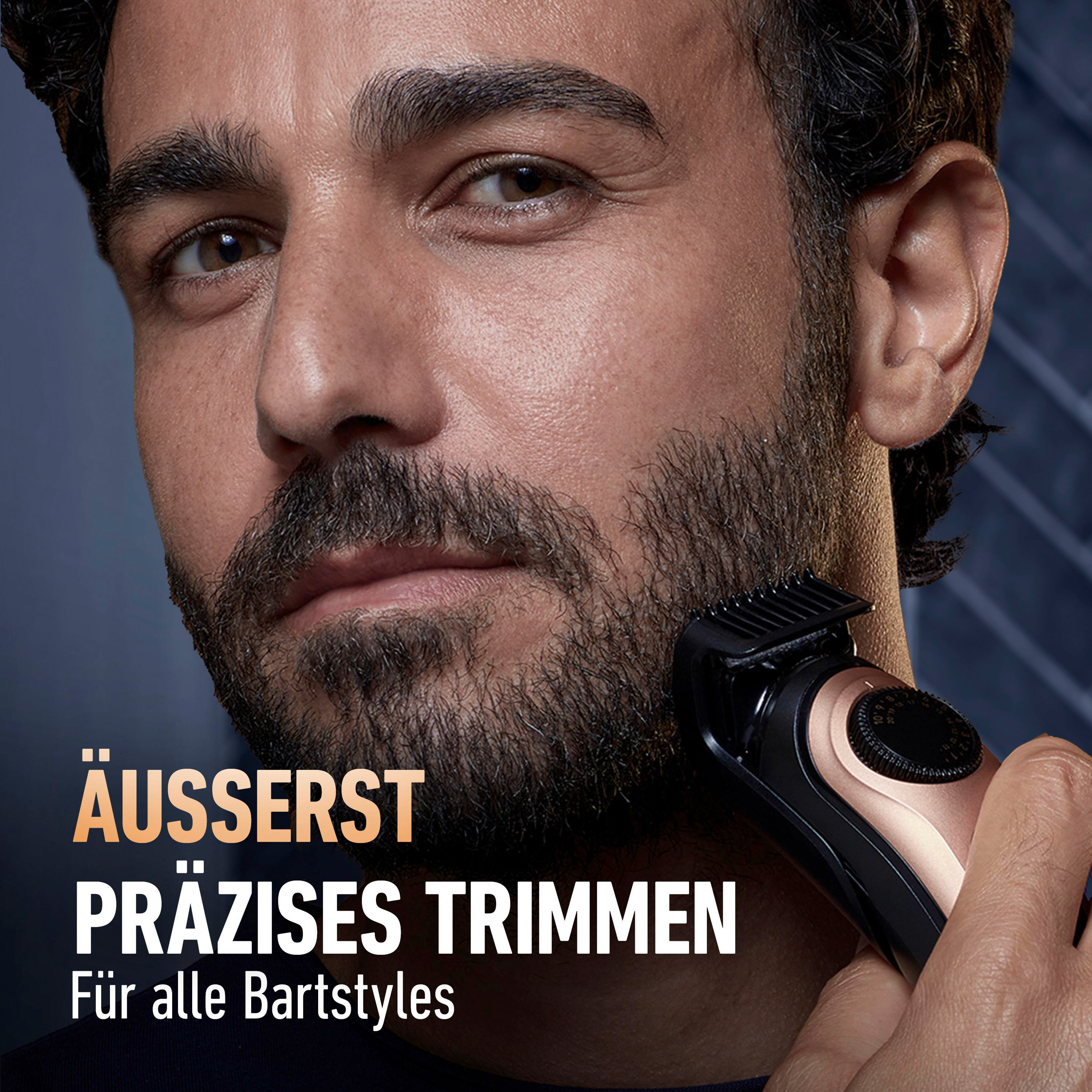 Mann trimmt Bart mit Präzision. Dunkler Hintergrund, goldene Akzente am Trimmer.
