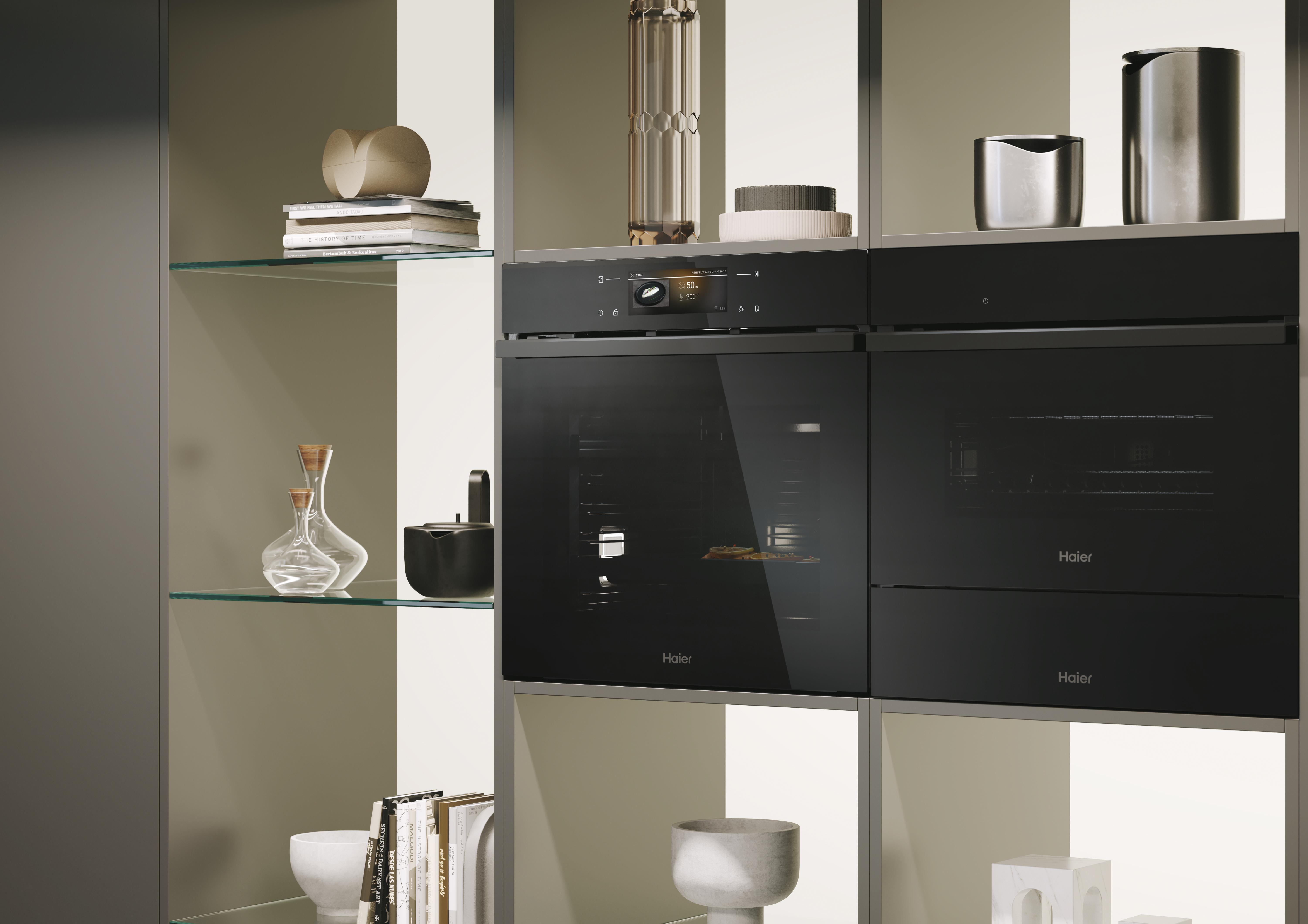 Moderne Küche mit eingebauten Haier-Öfen und dekorativen Gegenständen.