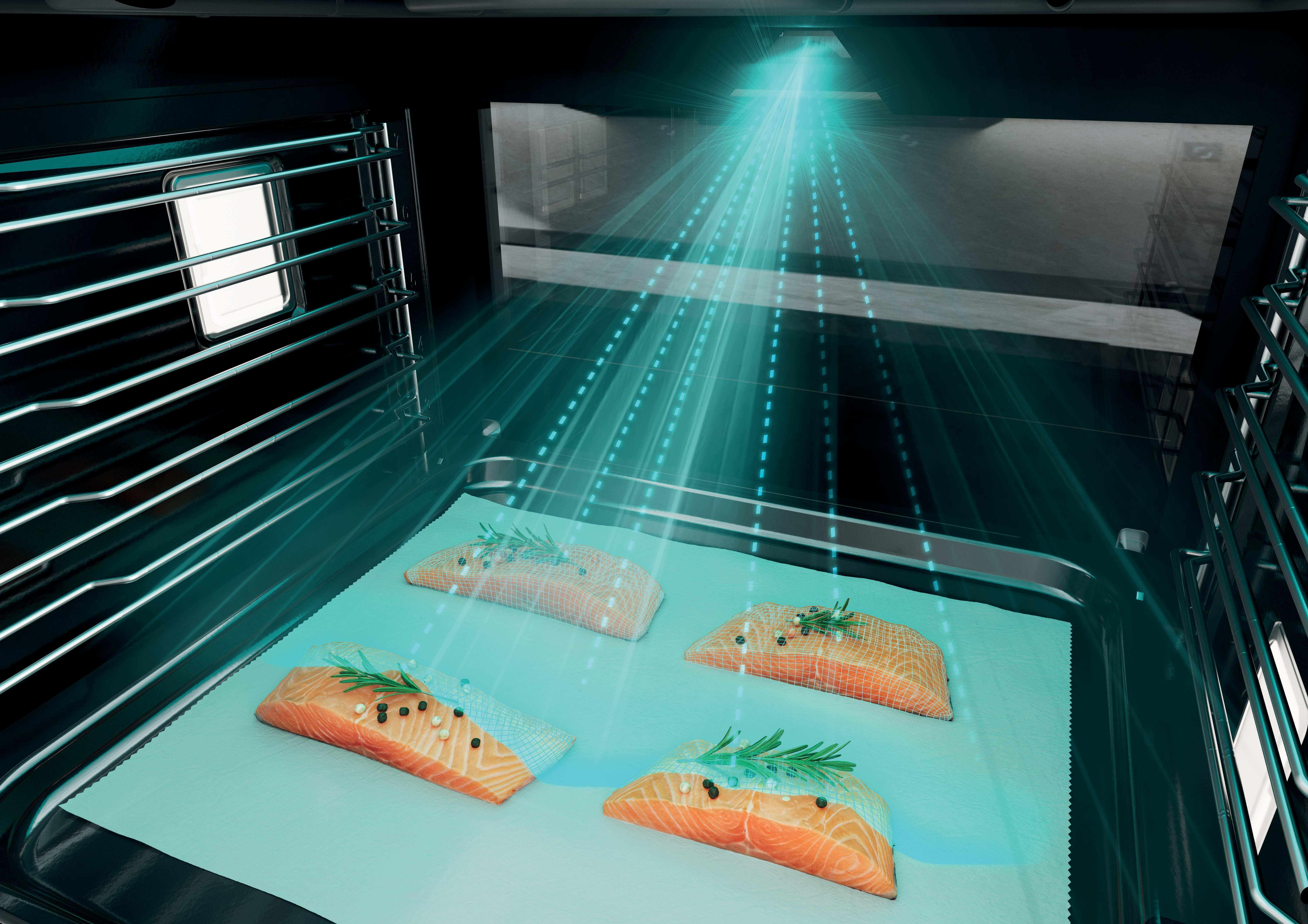 Vier Lachsfilets auf Backpapier in einem Ofen, beleuchtet von blauen Lichtstrahlen.