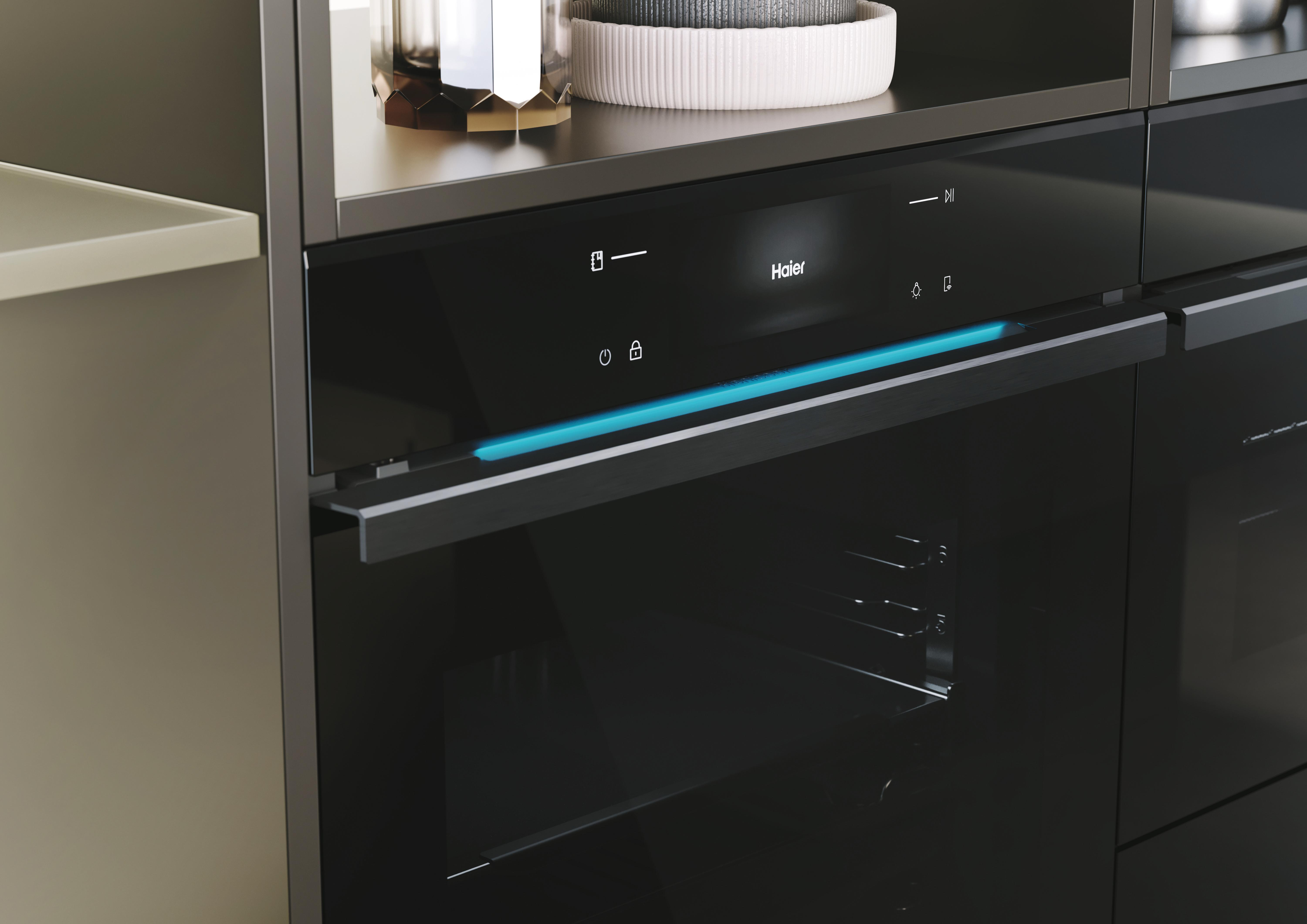 Eine moderne schwarze Einbauküche mit einem Haier-Ofen und einem blauen Lichtstreifen.