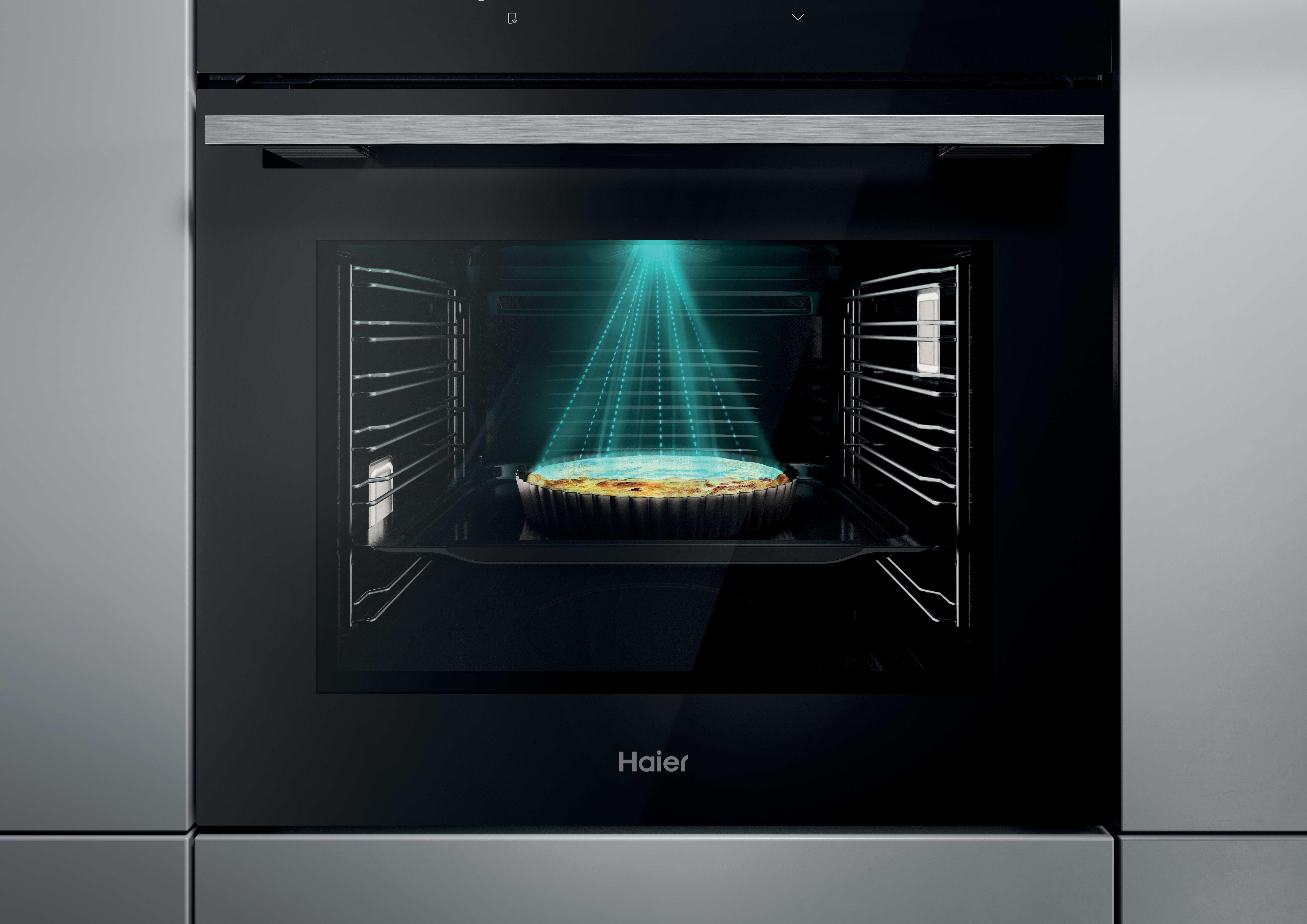 Ein offener Backofen mit einem Kuchen darin und blauen Lichtstrahlen.
