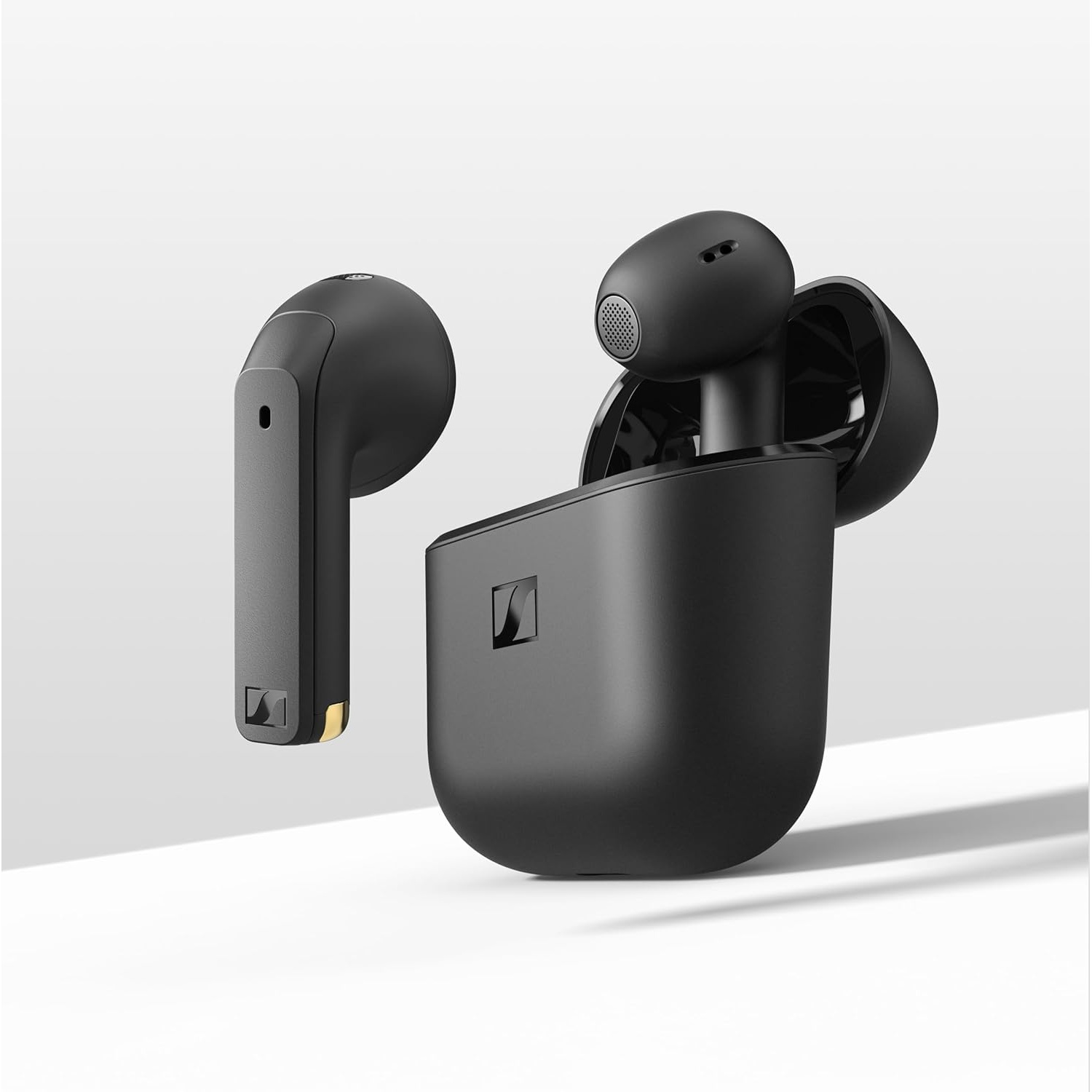 Auricolari wireless neri con custodia di ricarica su sfondo chiaro.