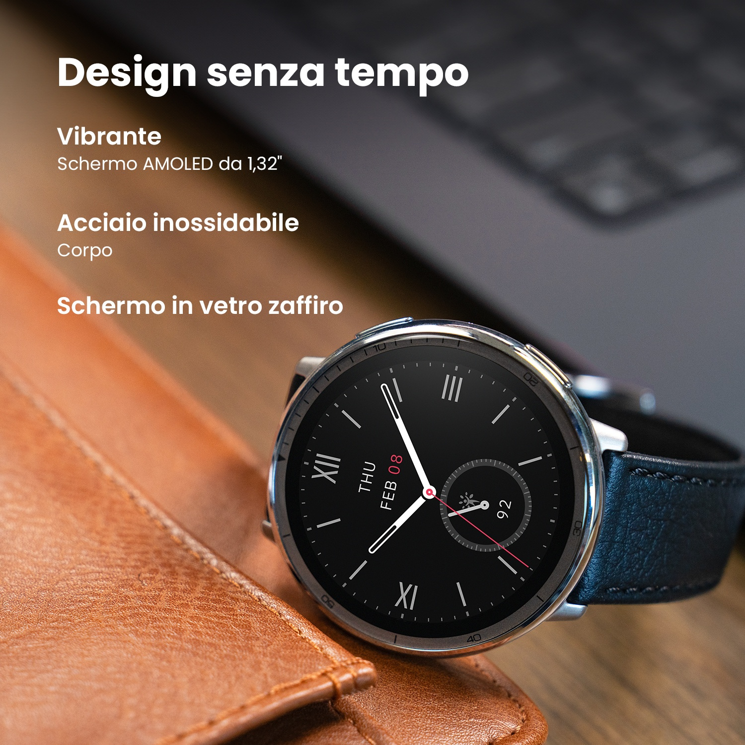 Un orologio elegante con quadrante nero e cinturino in pelle su pelle marrone.