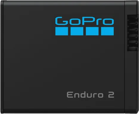 Fekete GoPro Enduro 2 akkumulátor kék logóval és oldalsó csatlakozókkal.
