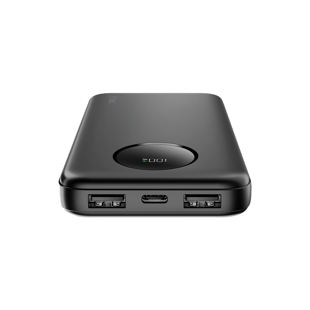 Siyah powerbank, %100 şarj göstergeli, iki USB-A ve bir USB-C bağlantı noktası.