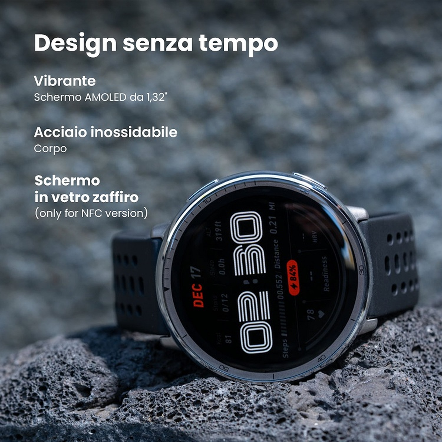 Uno smartwatch grigio con cinturino nero poggia su rocce. Il display mostra ora e dati fitness.