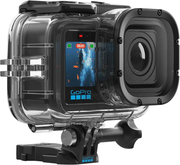Egy GoPro kamera vízálló tokban, halakkal teli víz alatti felvételeket mutat.