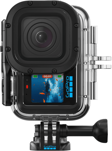 GoPro vízálló tokban, búvárral és hallal a képernyőn.