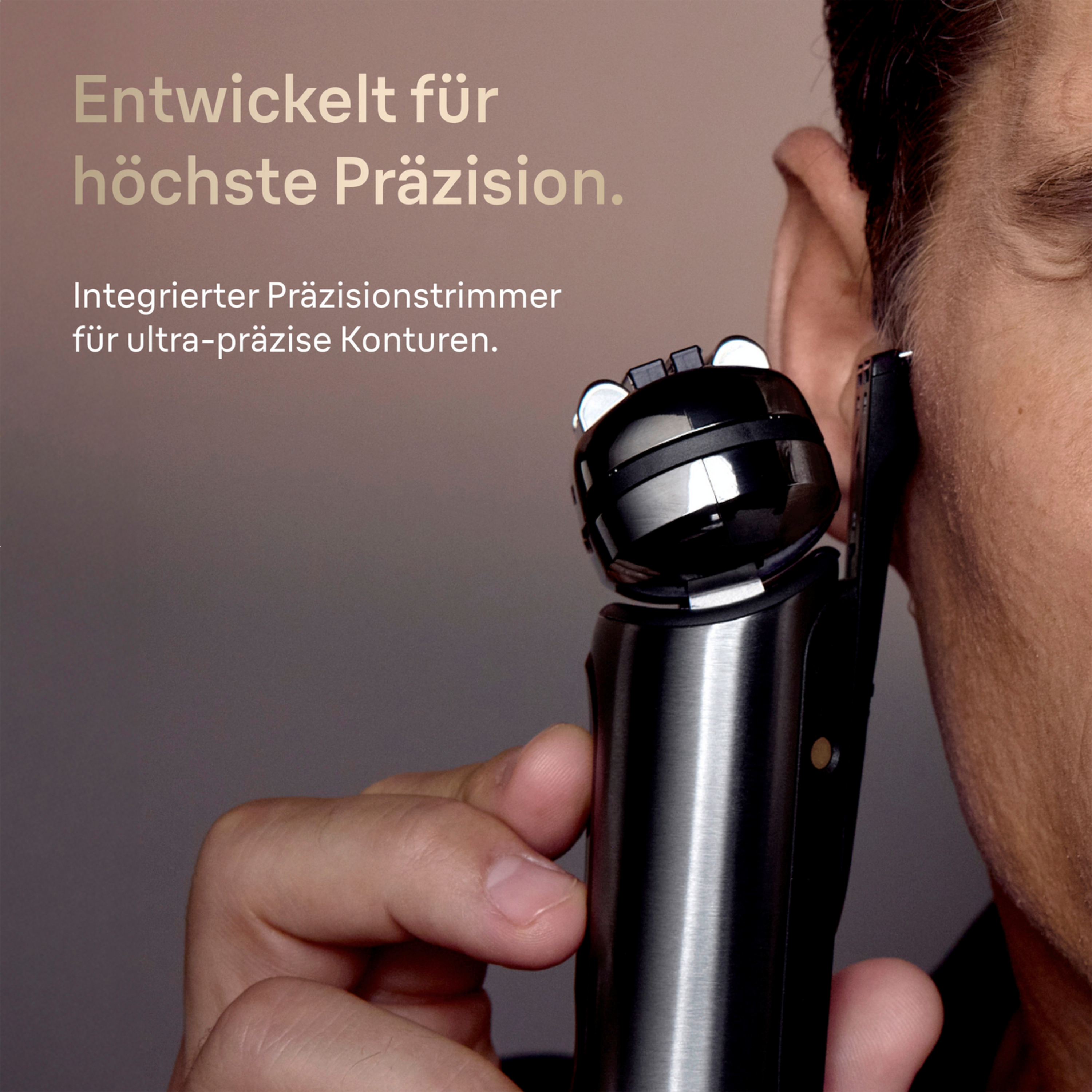 Mann rasiert sich mit Präzisionstrimmer am Ohr.