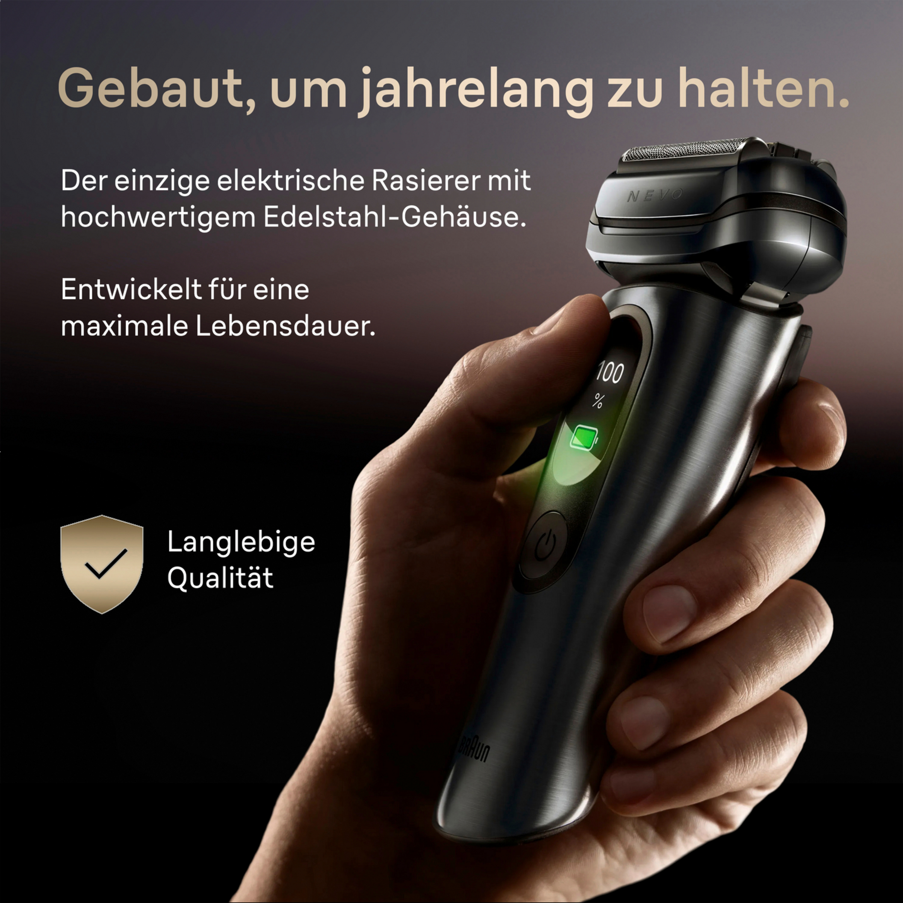 Ein Mann hält einen schwarzen elektrischen Braun Rasierer mit Edelstahldesign.