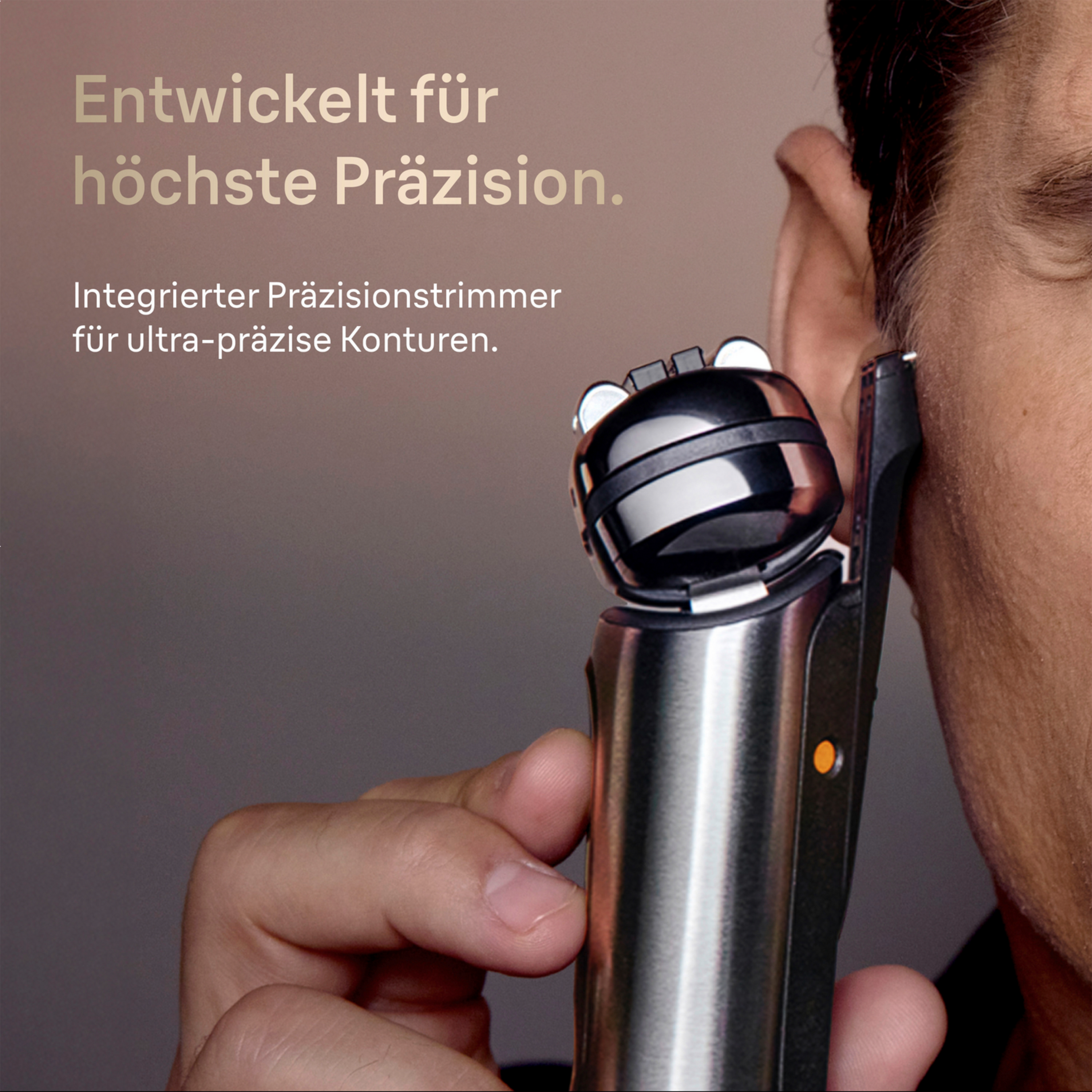 Nahaufnahme eines Rasierers, der zur Konturierung am Ohr gehalten wird.