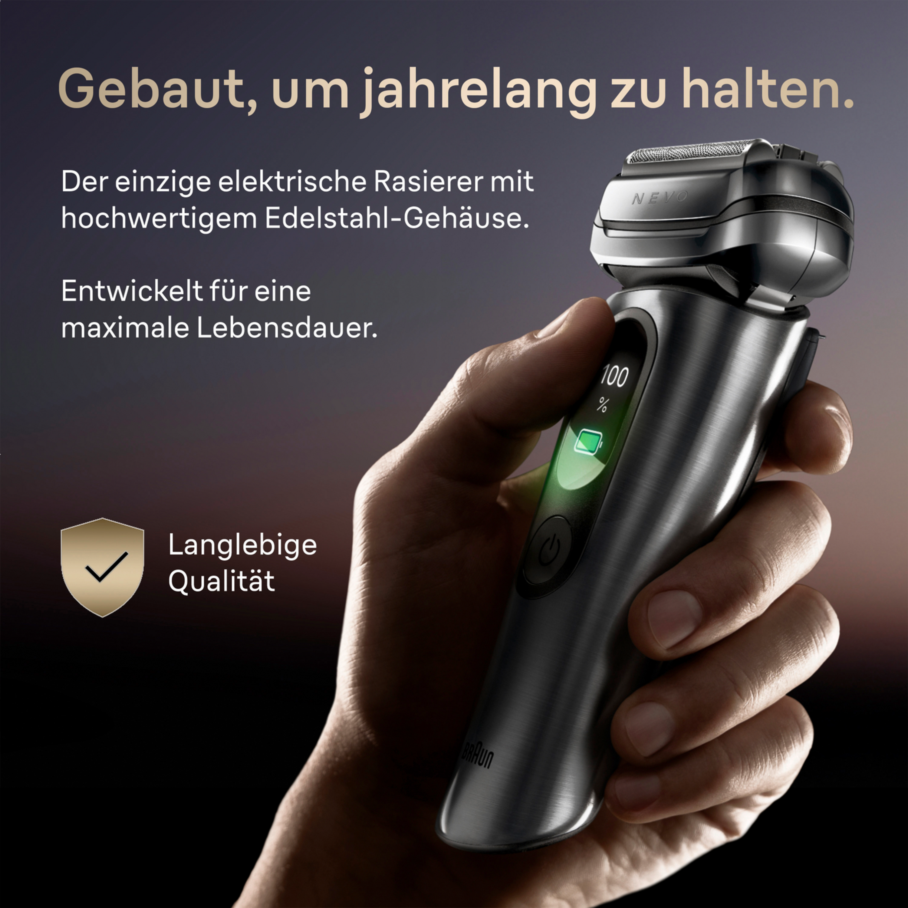 Ein Mann hält einen silbernen Rasierer mit Edelstahlgehäuse und leuchtendem Display.