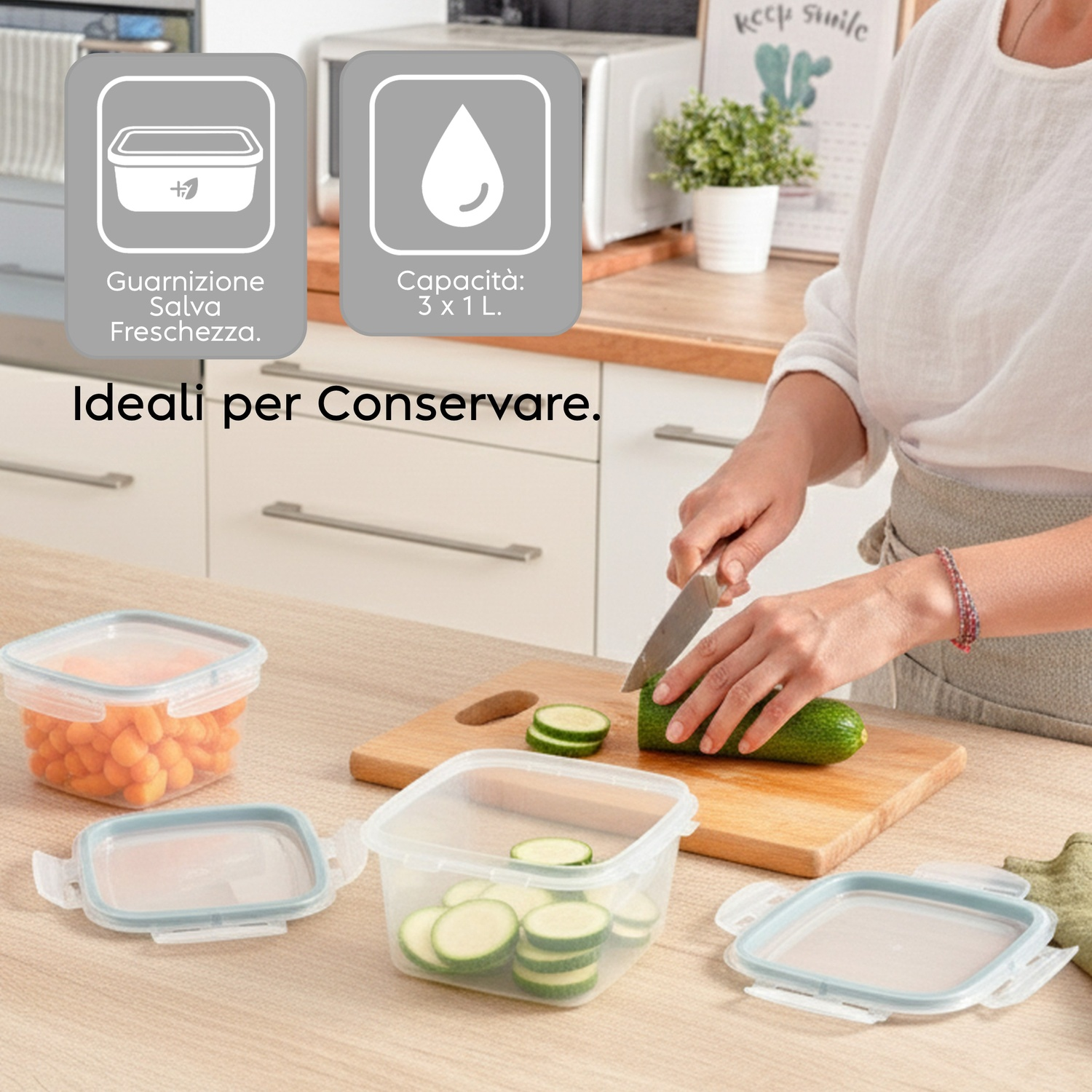 Una donna taglia zucchine in cucina accanto a contenitori per alimenti.