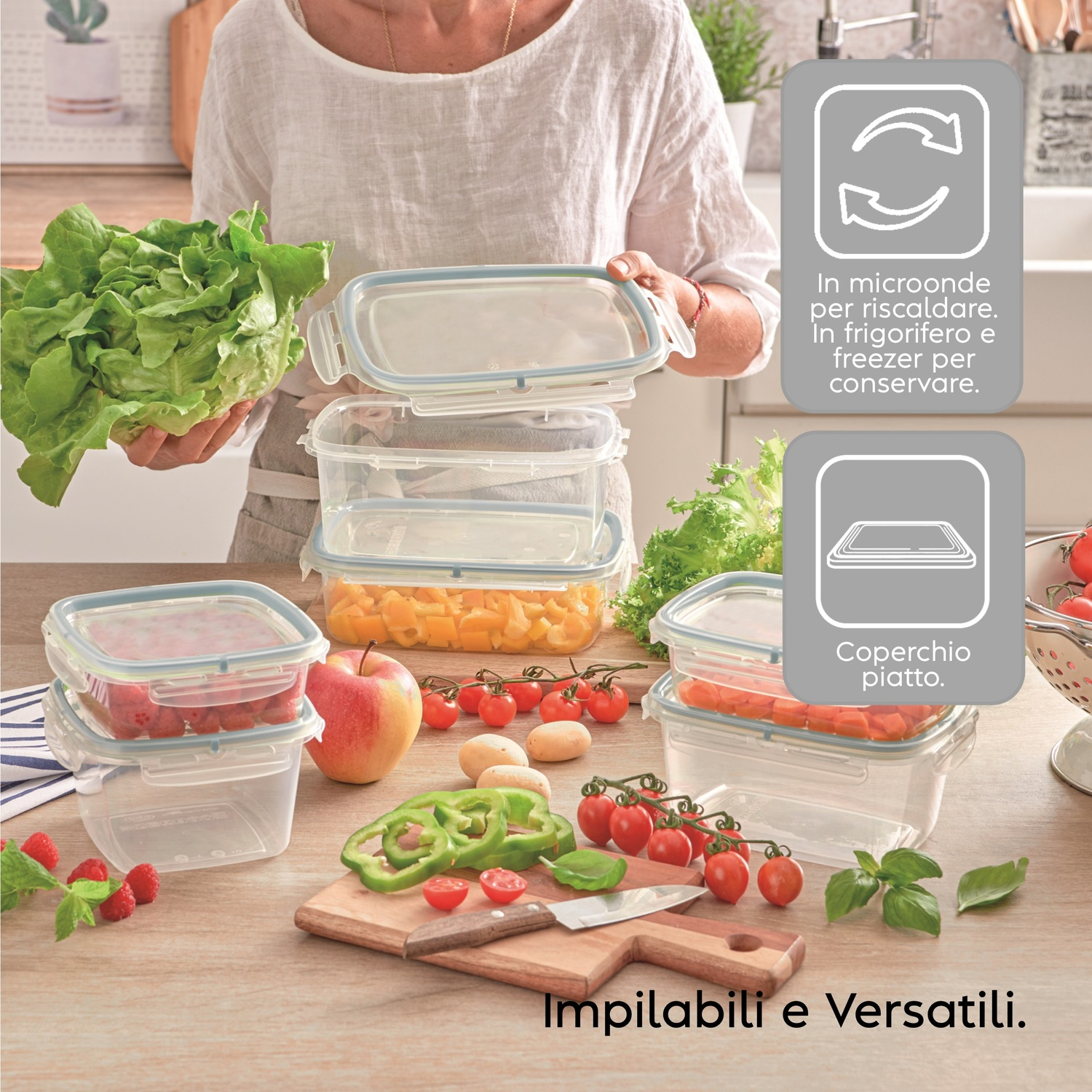 Donna con lattuga accanto a contenitori alimentari con frutta e verdura.