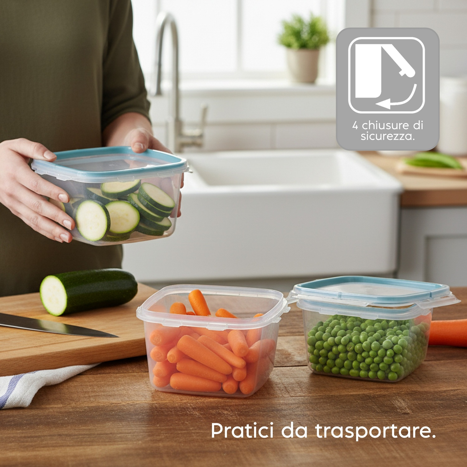 Donna tiene contenitore con zucchine; carote e piselli in contenitori vicini.