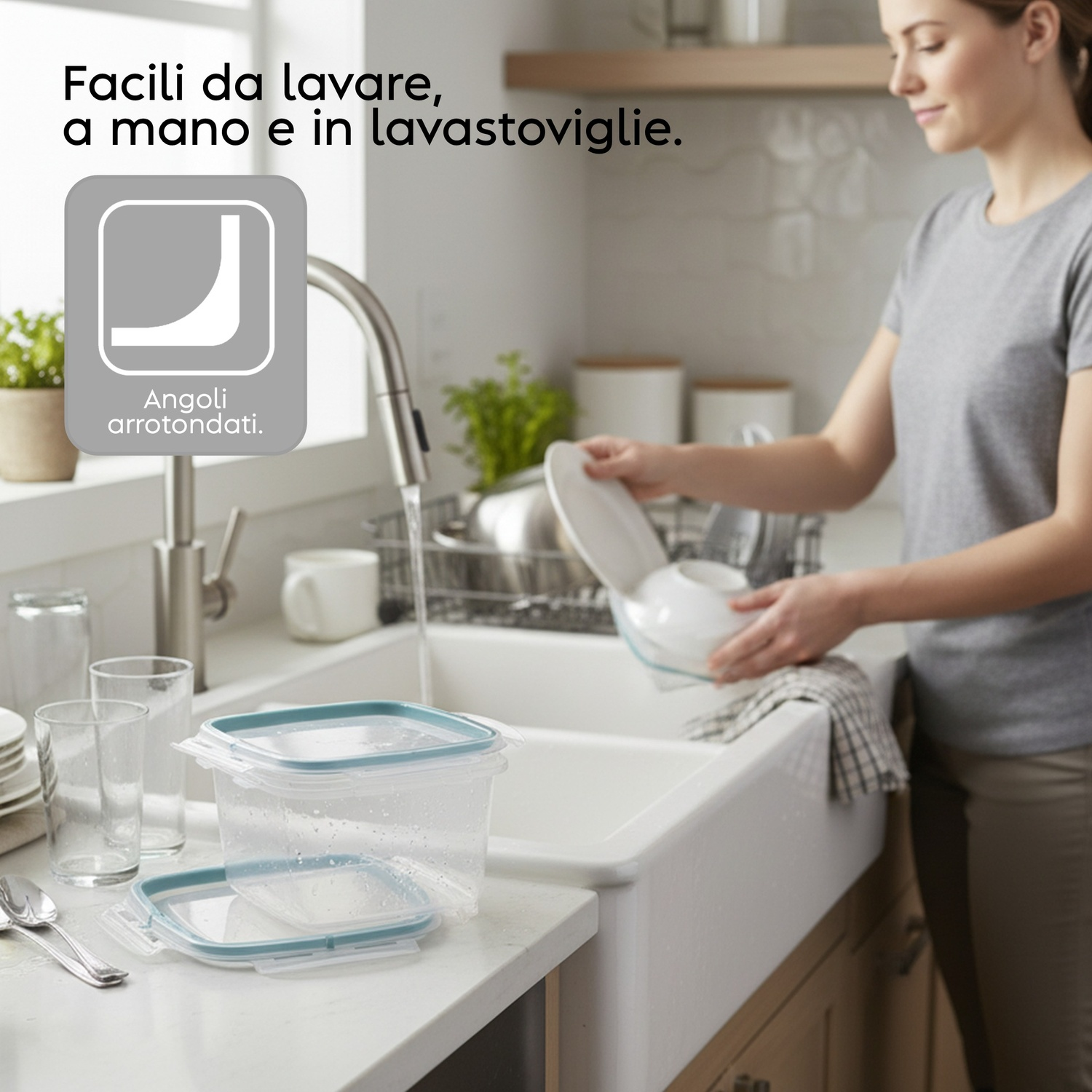 Donna lava piatti, contenitori e bicchieri sul bancone della cucina.