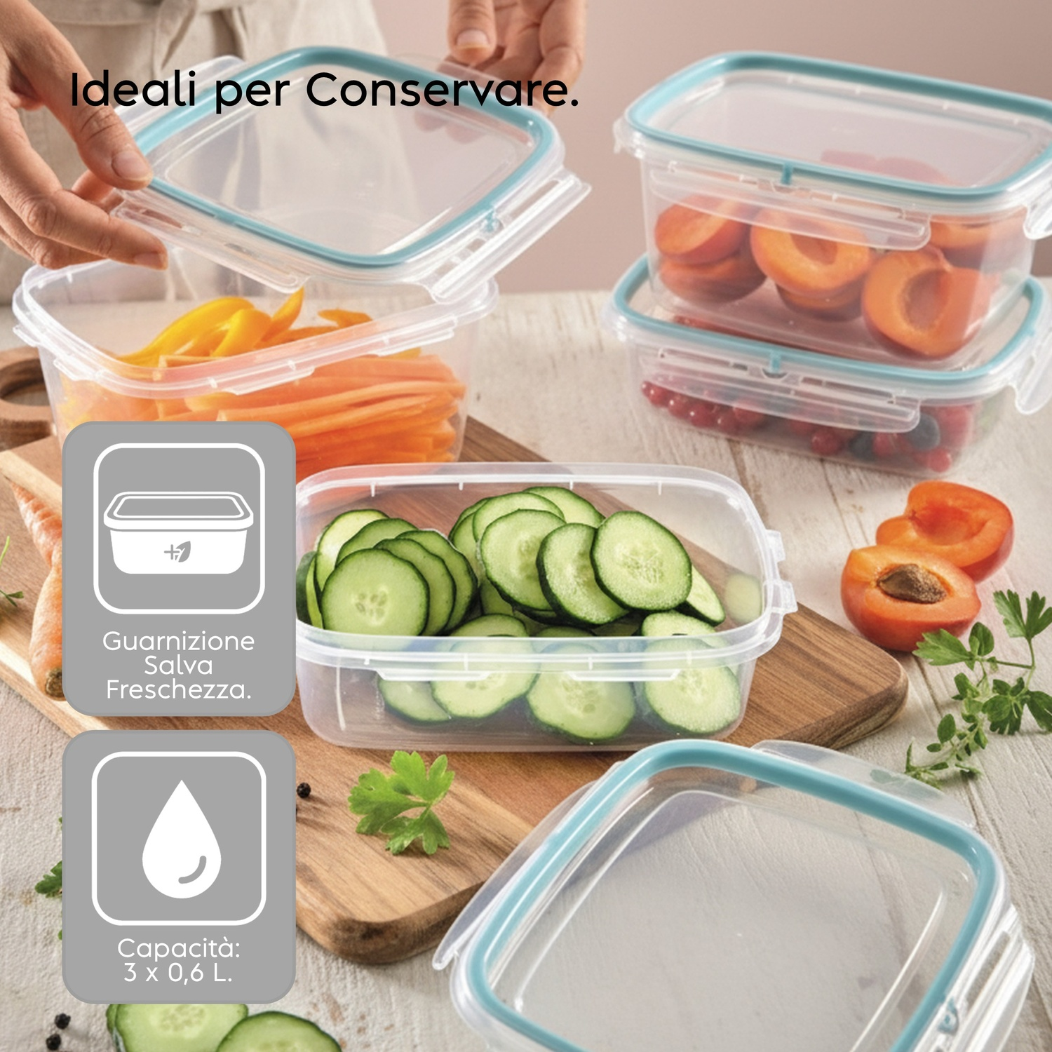 Contenitori trasparenti con coperchi blu, pieni di frutta e verdura.