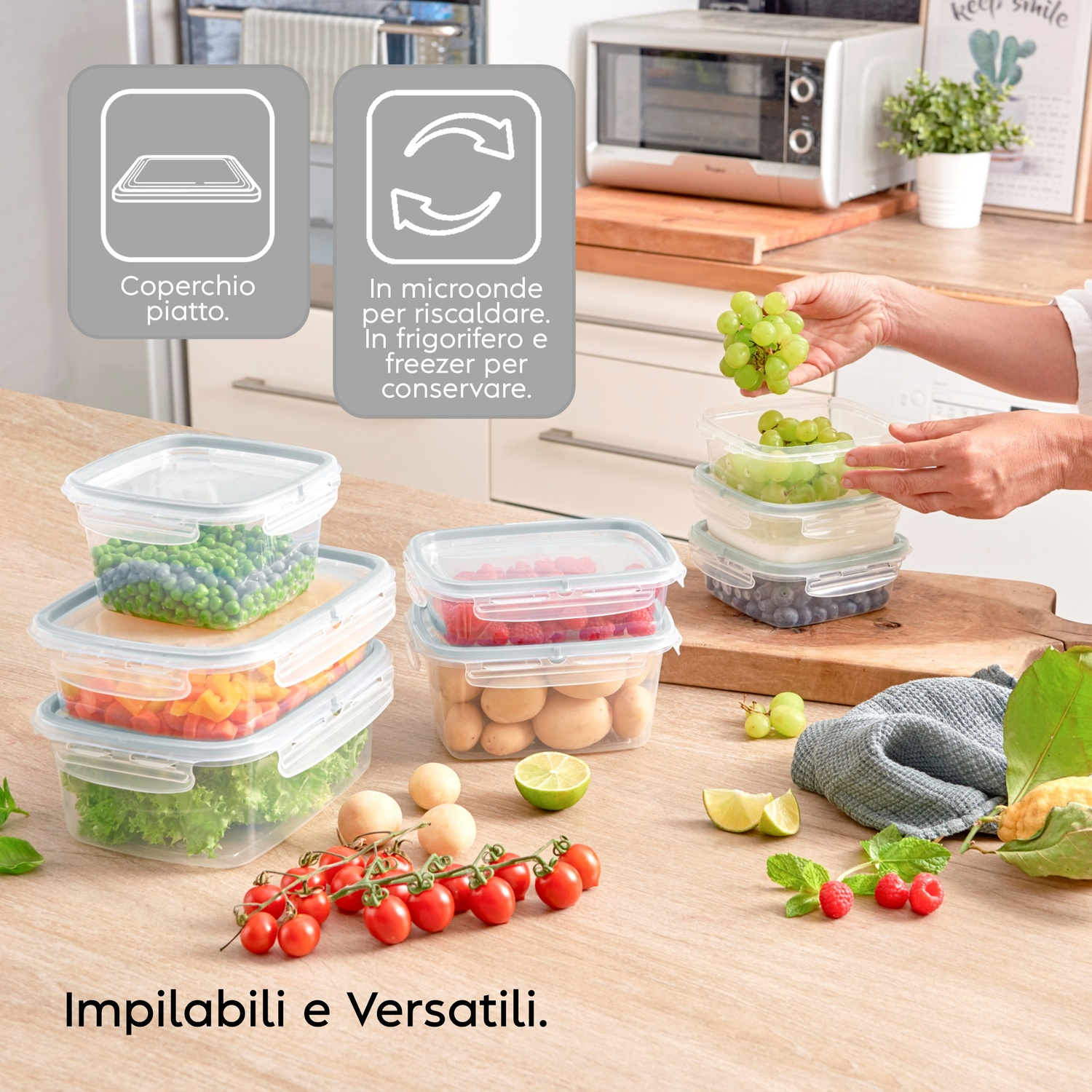 Contenitori per alimenti con piselli, peperoni, lattuga, bacche, uva e patate.