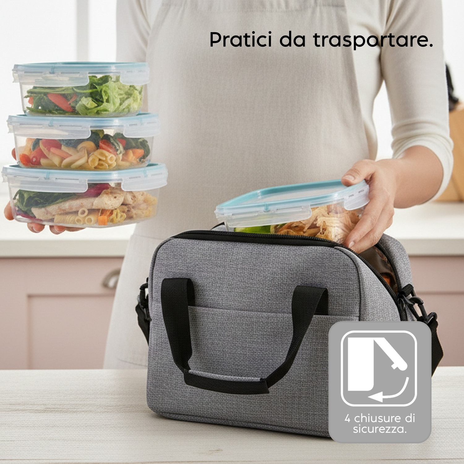 Una persona mette tre contenitori impilabili con cibo in una borsa termica grigia.