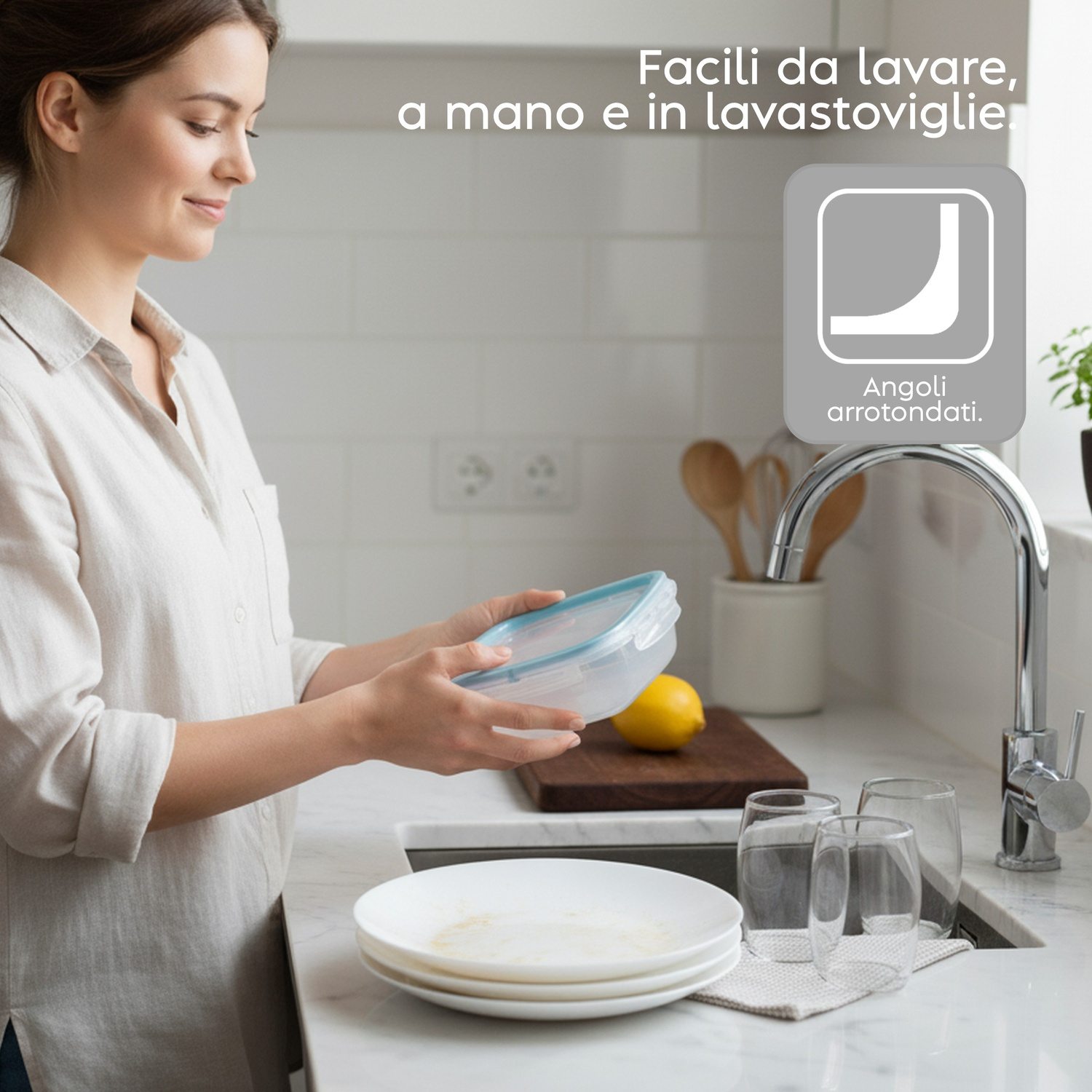 Una donna in cucina tiene un contenitore. Piatti e bicchieri sono vicini.