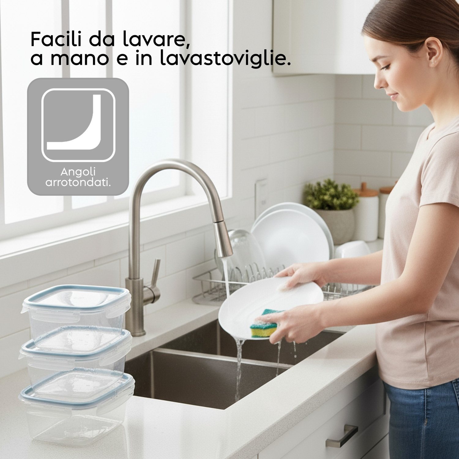 Una donna lava un piatto con una spugna sotto l'acqua corrente in cucina.
