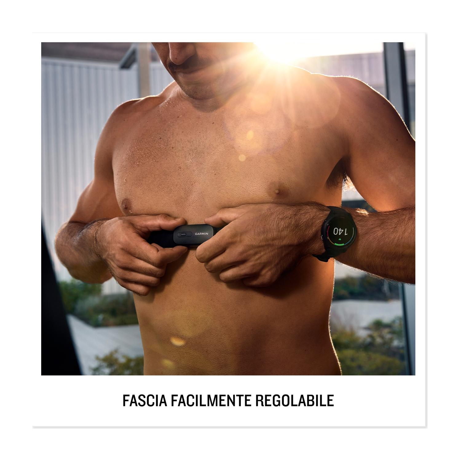 Un uomo con cardiofrequenzimetro e orologio, la luce del sole splende su di lui.