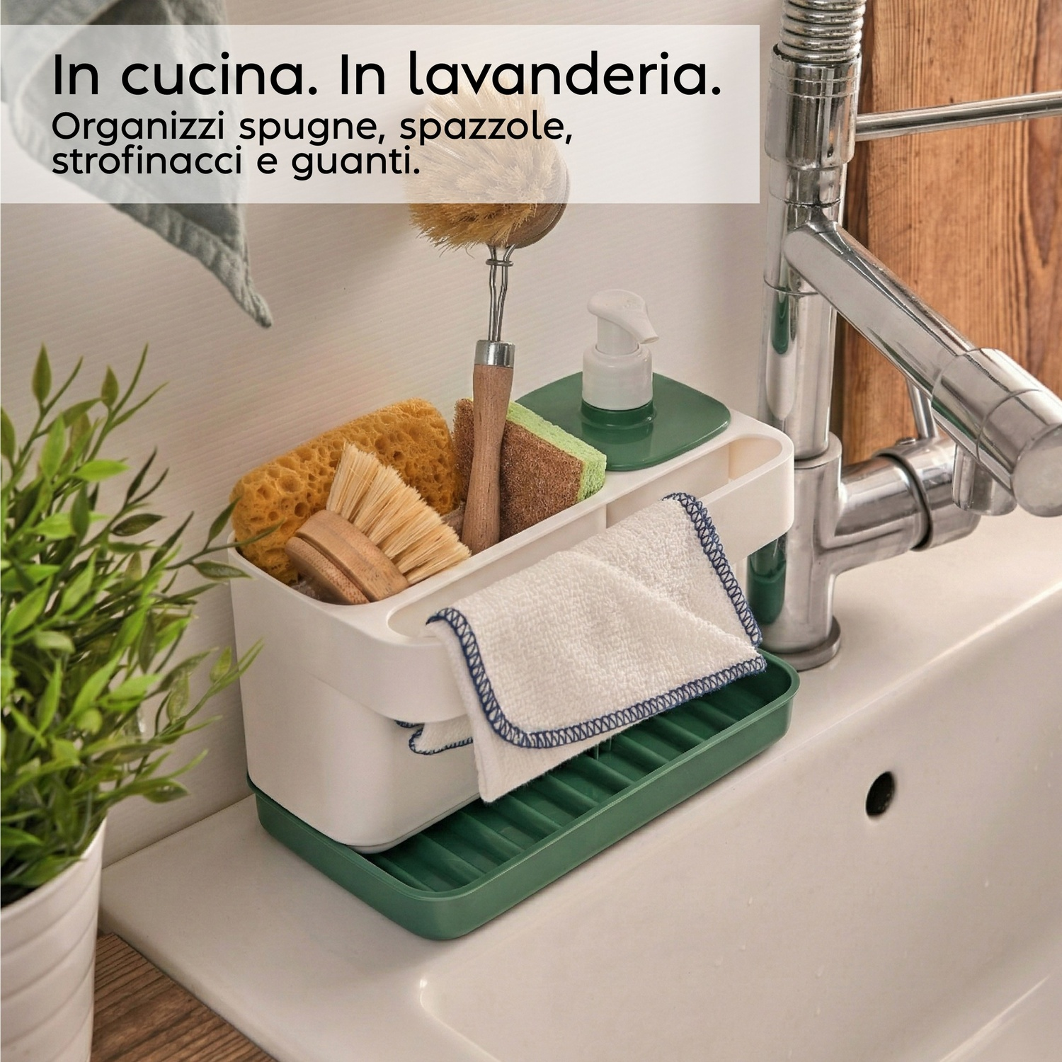 Organizzatore cucina con spugne, spazzole, panni e dispenser sapone vicino al lavello.