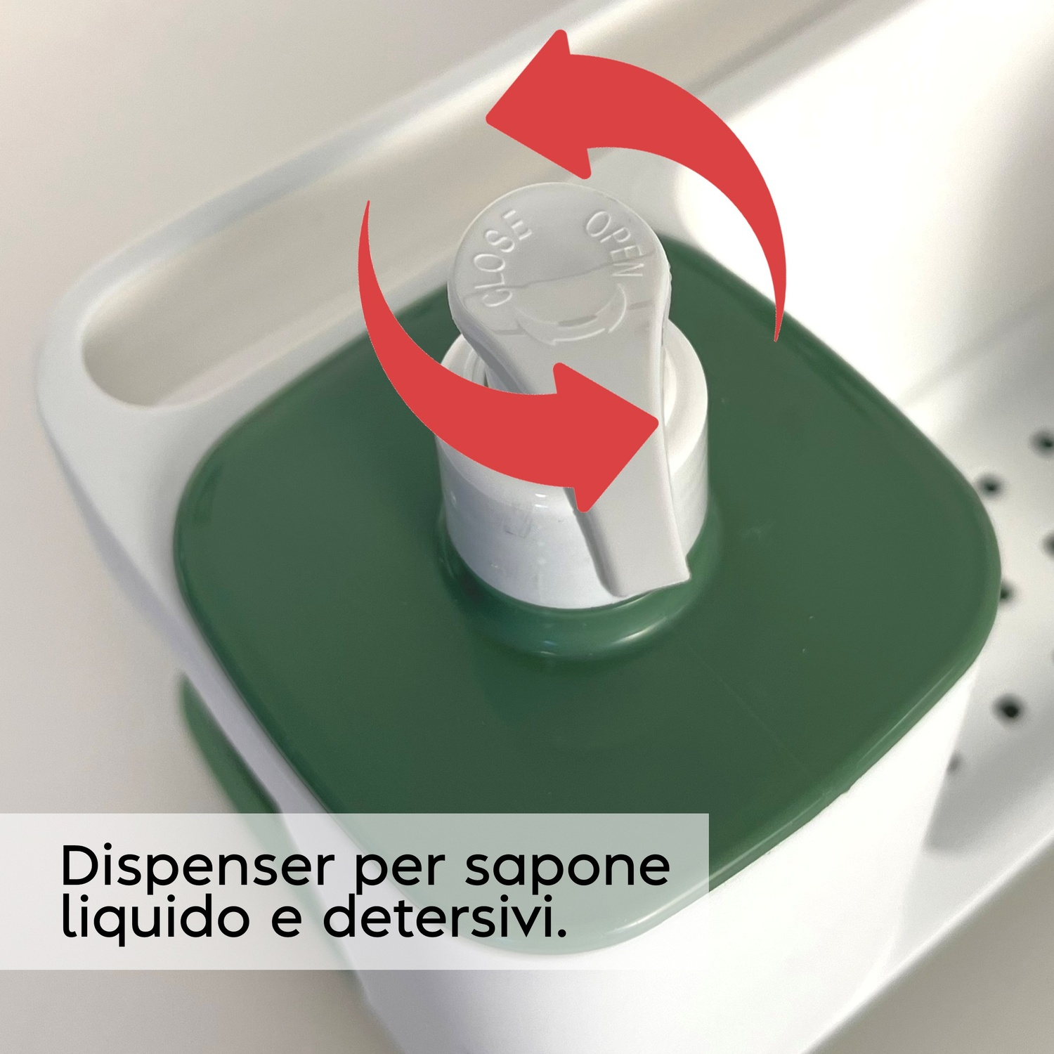 Un dispenser di sapone con coperchio verde e pompa. Frecce rosse indicano rotazione.