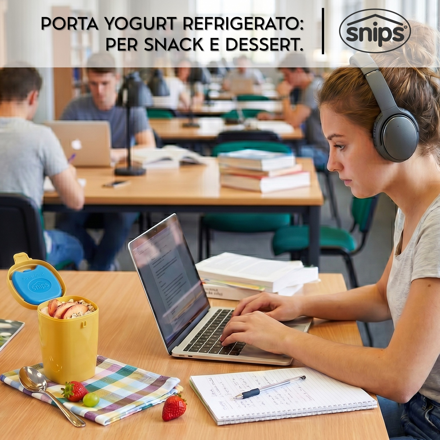 Una donna con cuffie studia su un laptop, accanto un contenitore per yogurt.