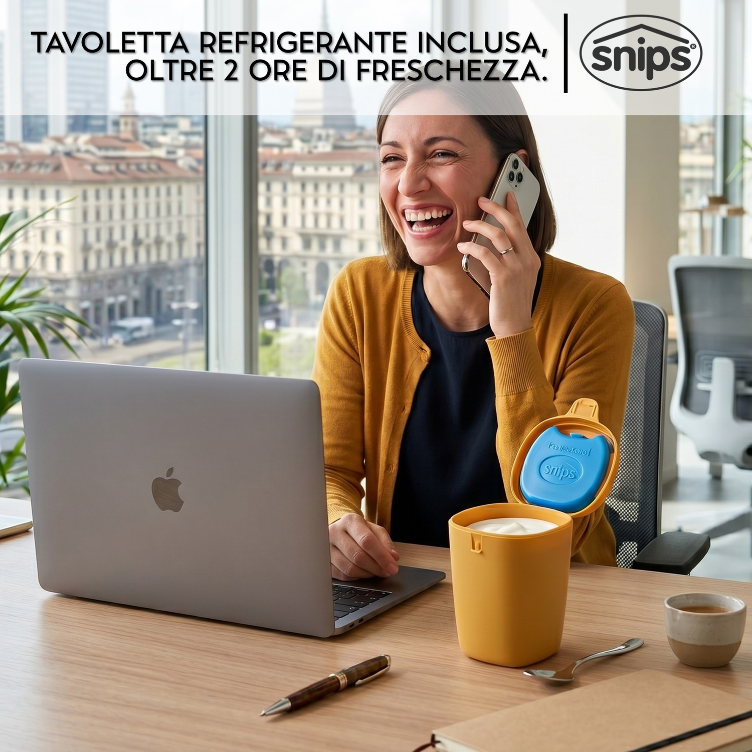 Donna al telefono alla scrivania con laptop, contenitore yogurt e tazzina.