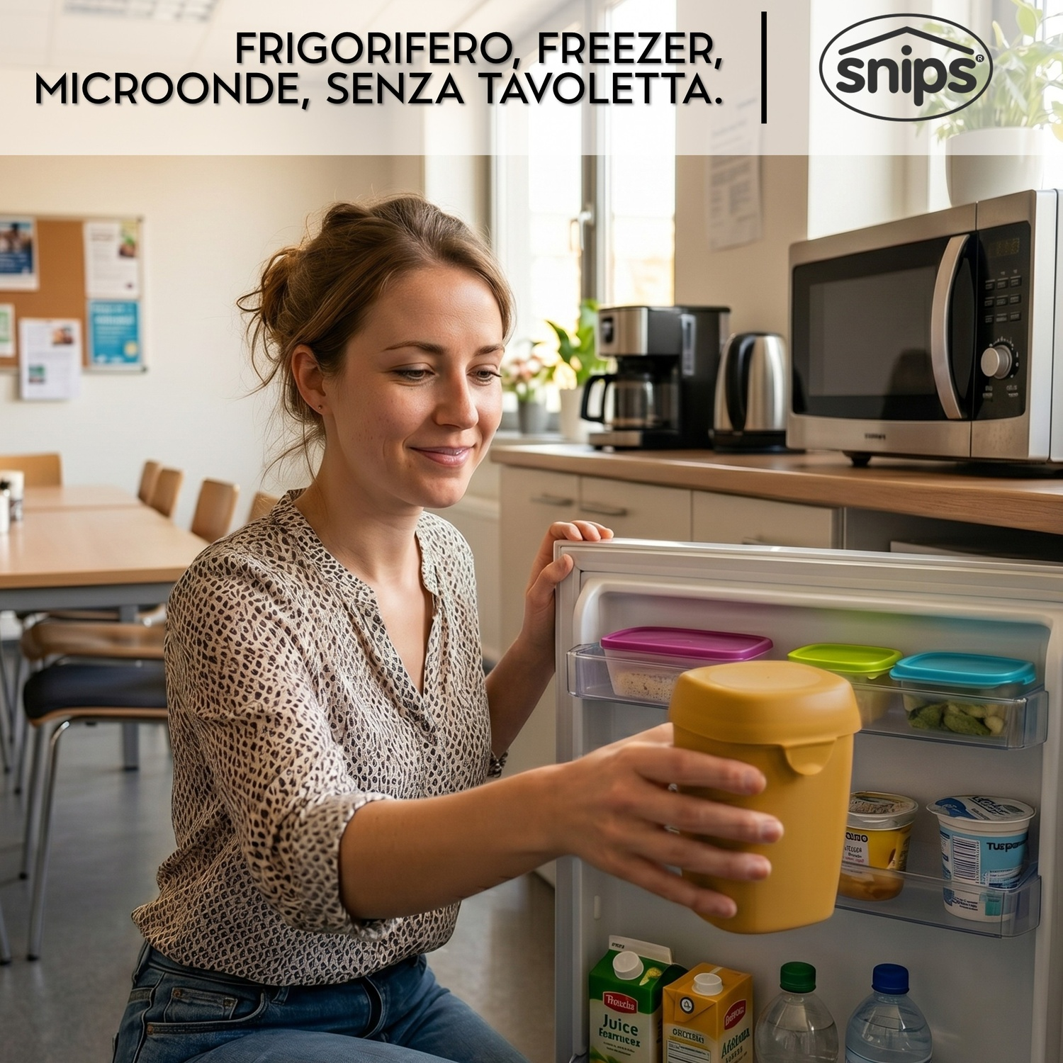 Donna mette contenitore giallo in frigo. Microonde e macchina da caffè sullo sfondo.