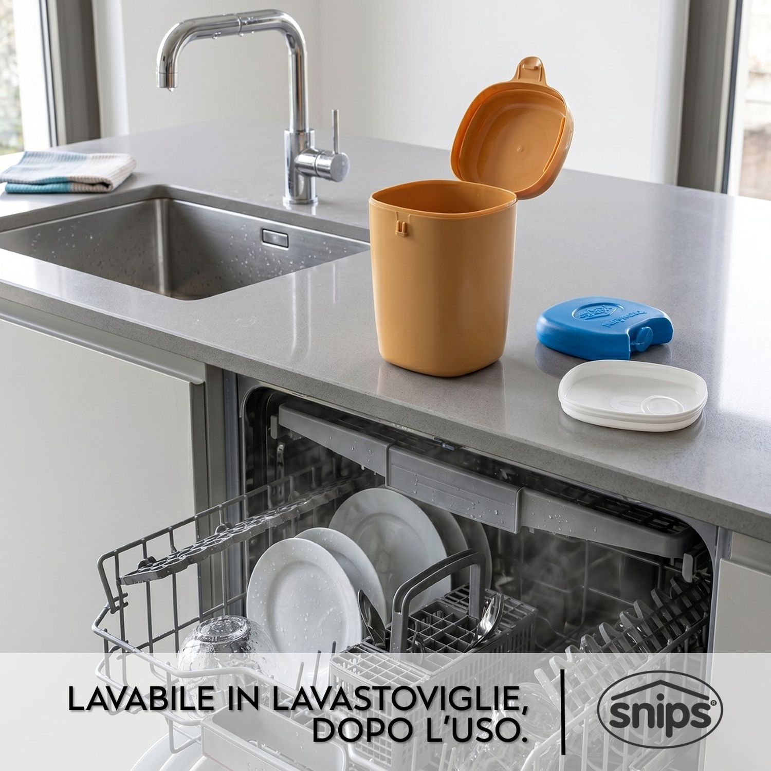 Un contenitore arancione e un oggetto blu accanto a un lavello e una lavastoviglie aperta.