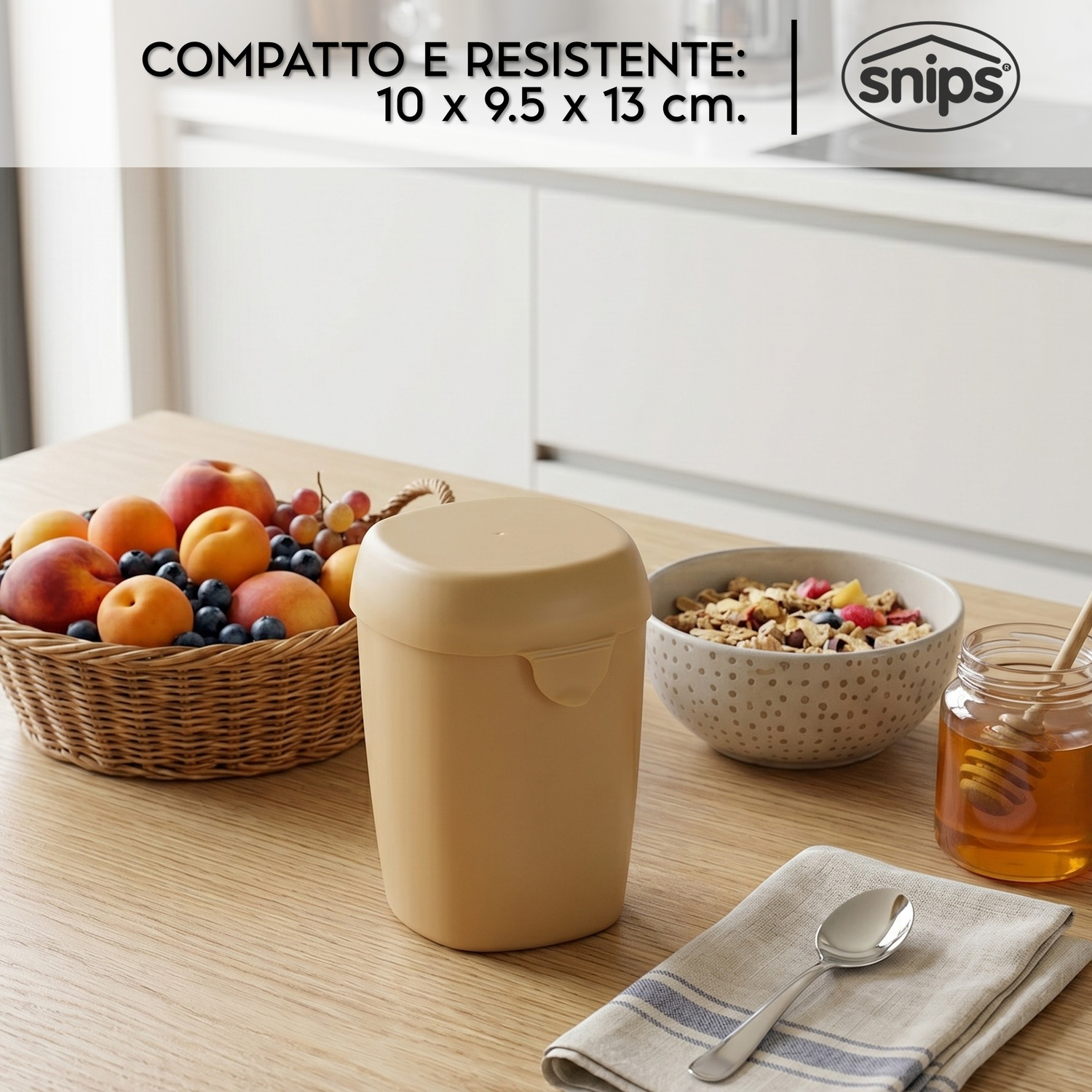 Un contenitore beige su un tavolo con frutta, cereali, miele e un cucchiaio.