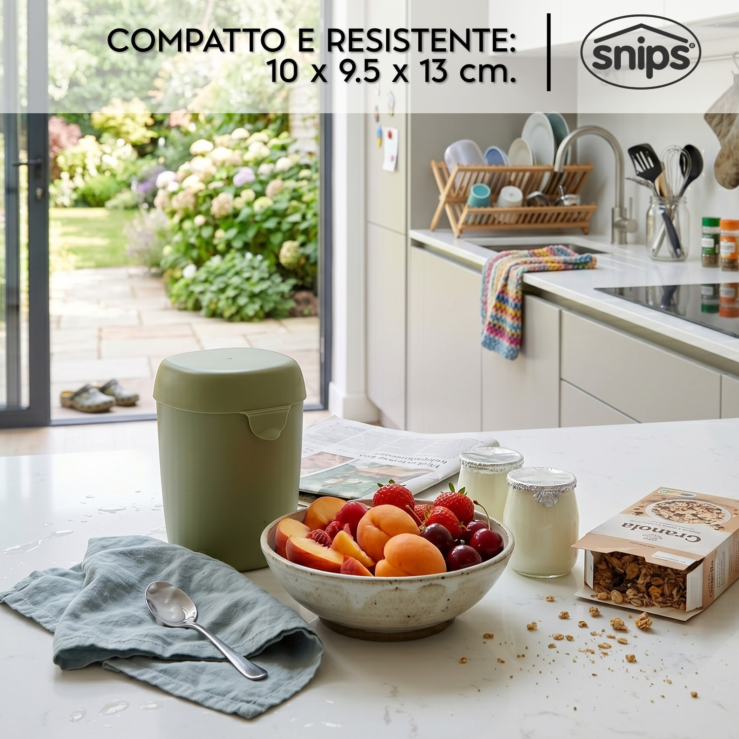 Contenitore verde, ciotola di frutta, vasetti di yogurt e scatola di granola.