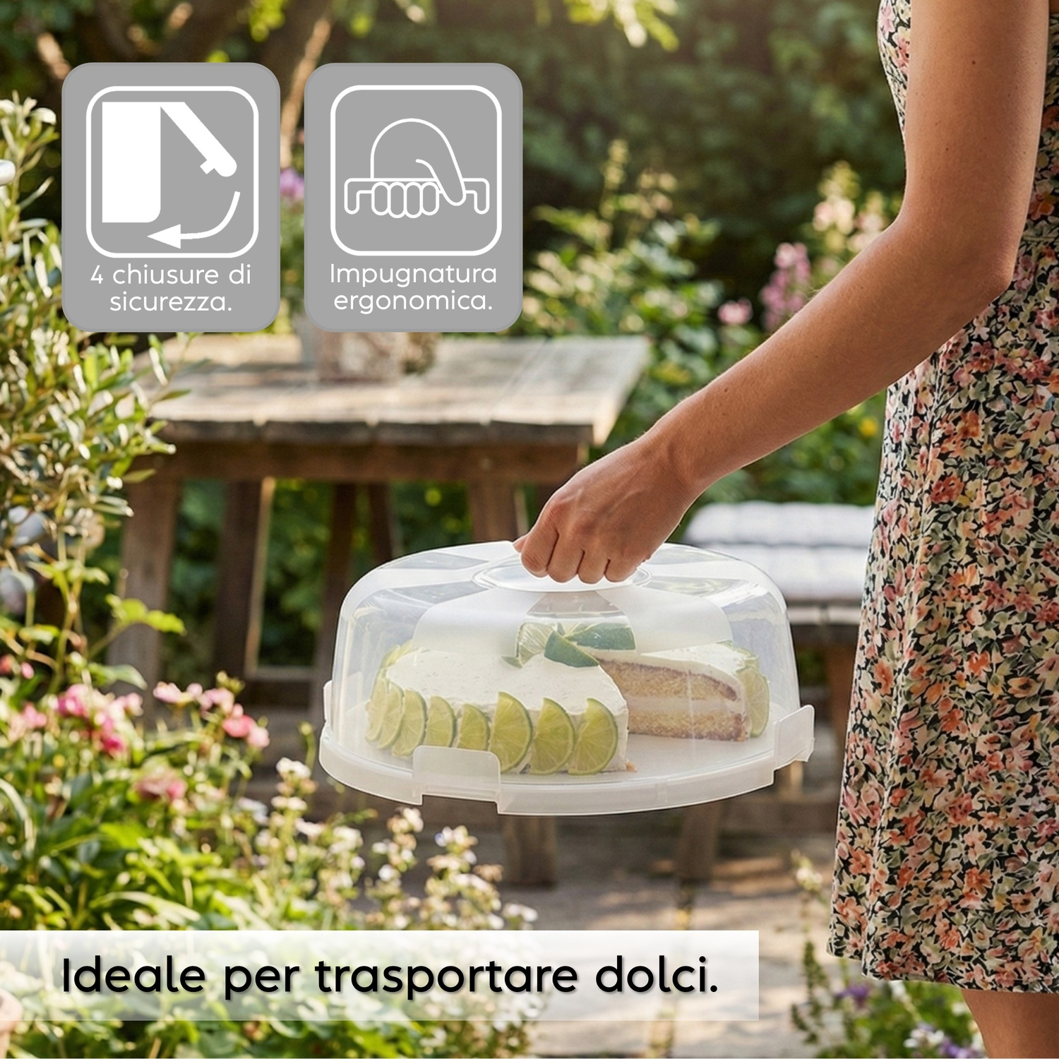 Una donna porta un portatorta trasparente con torta e fette di lime in un giardino.