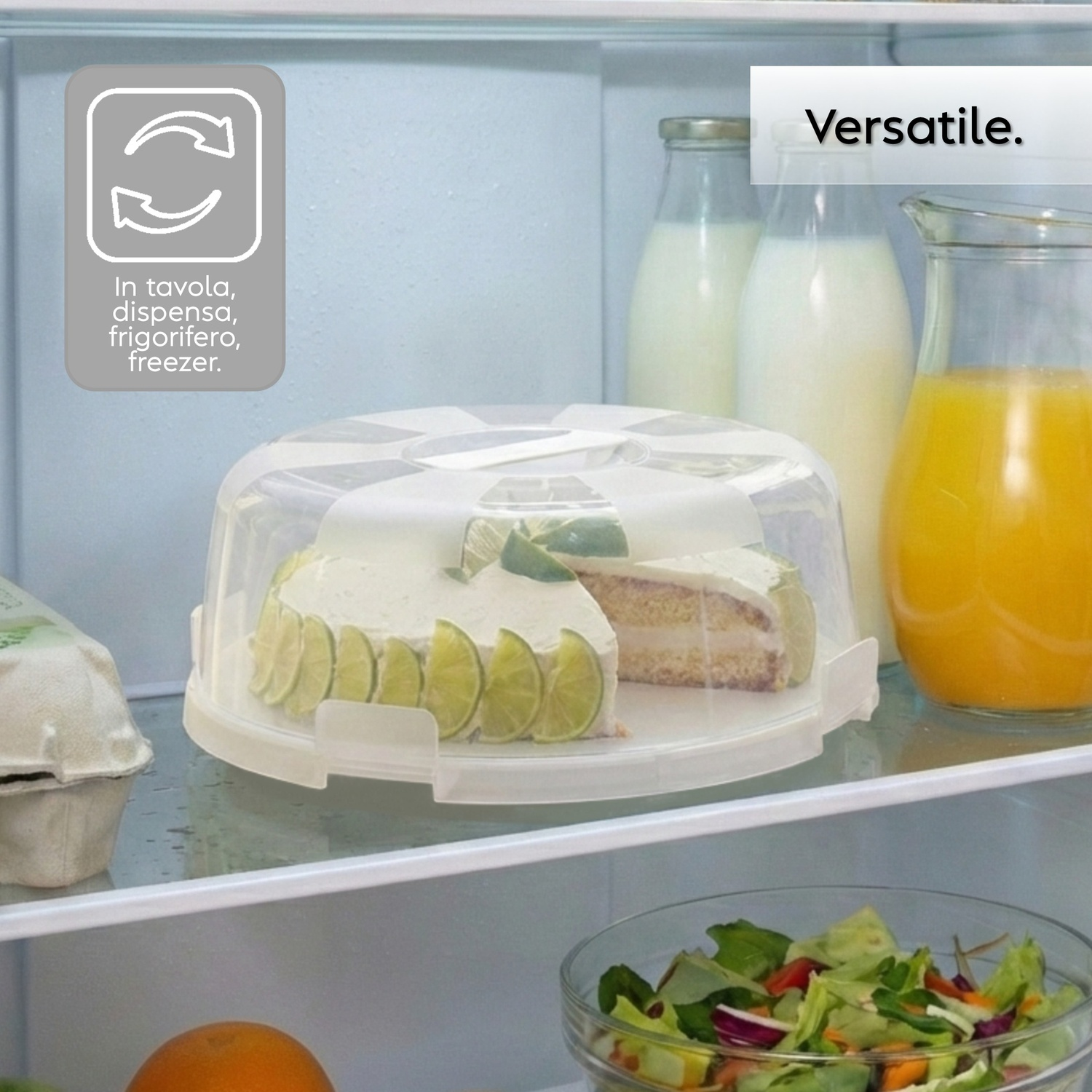 Una torta con fette di lime, cartone per uova, succo e insalata in frigorifero.