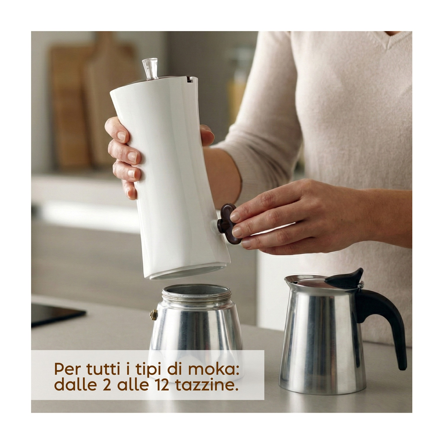 Una caffettiera bianca è tenuta sopra una caffettiera d'argento.
